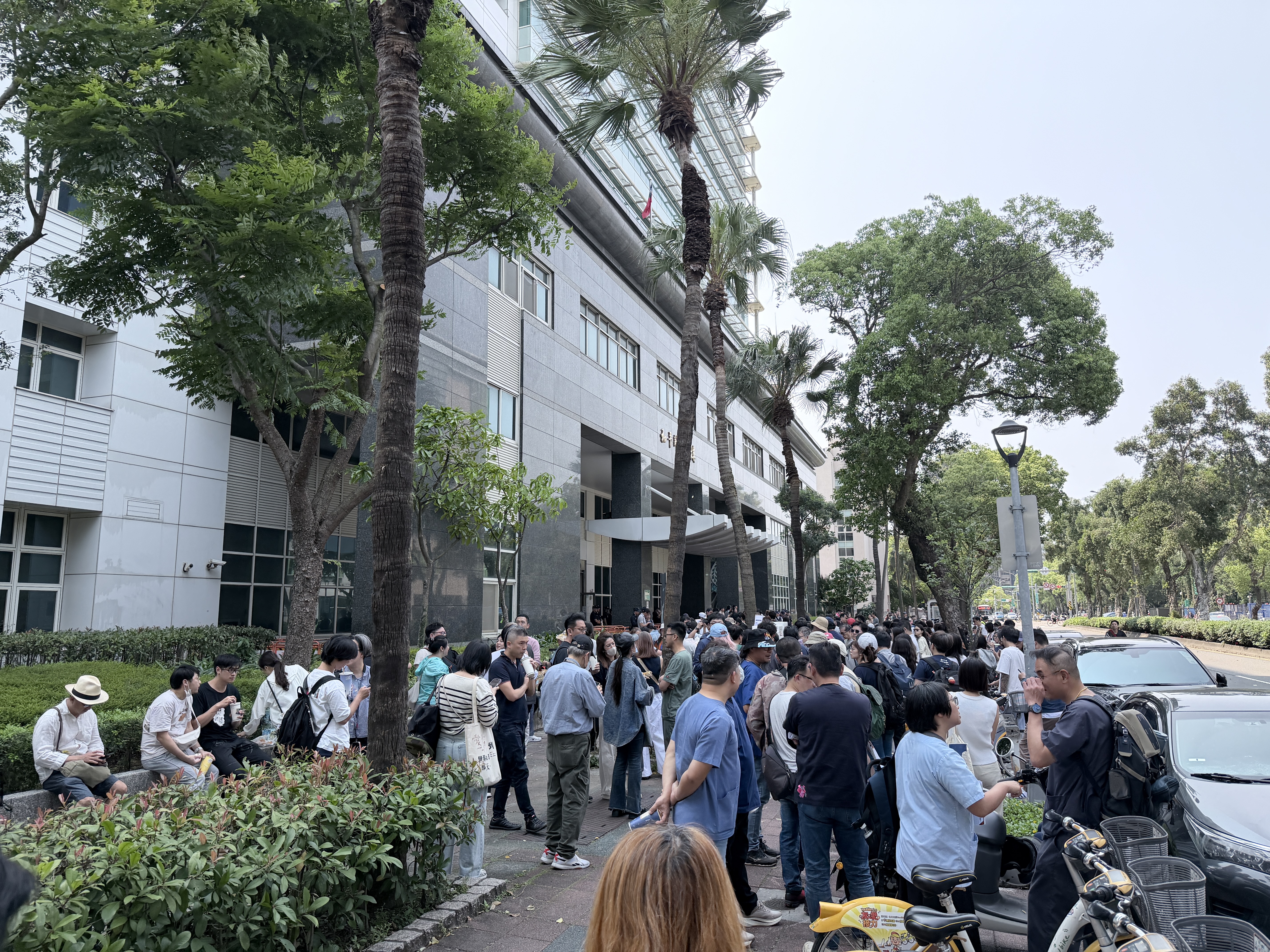 農業部防檢署外聚集眾多民眾前來關心「人用藥品用於犬貓及非經濟動物之使用管理辦法」修正草案會議進度。