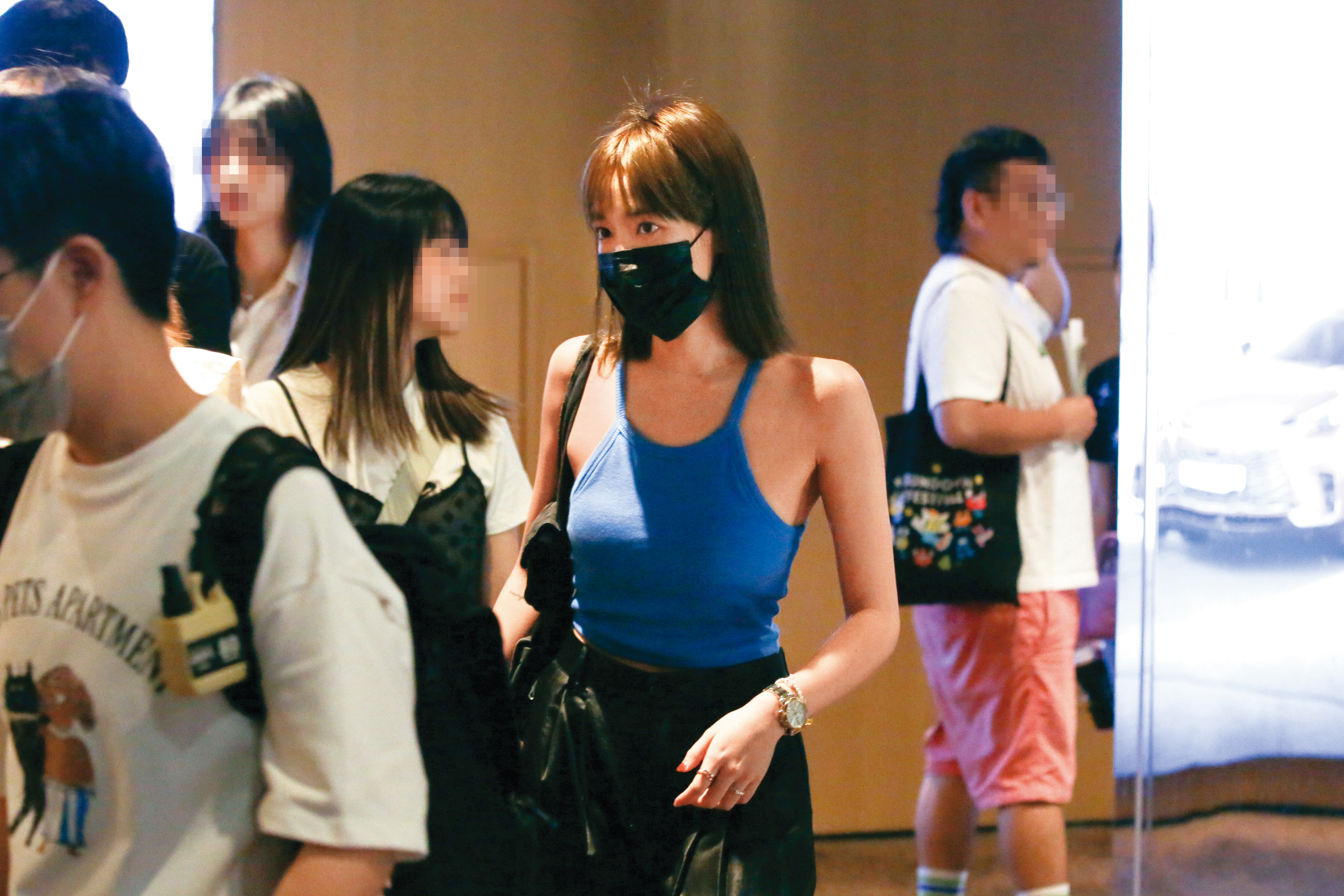 	小曹女友王淨當天也到場支持。（還是盯場？）
