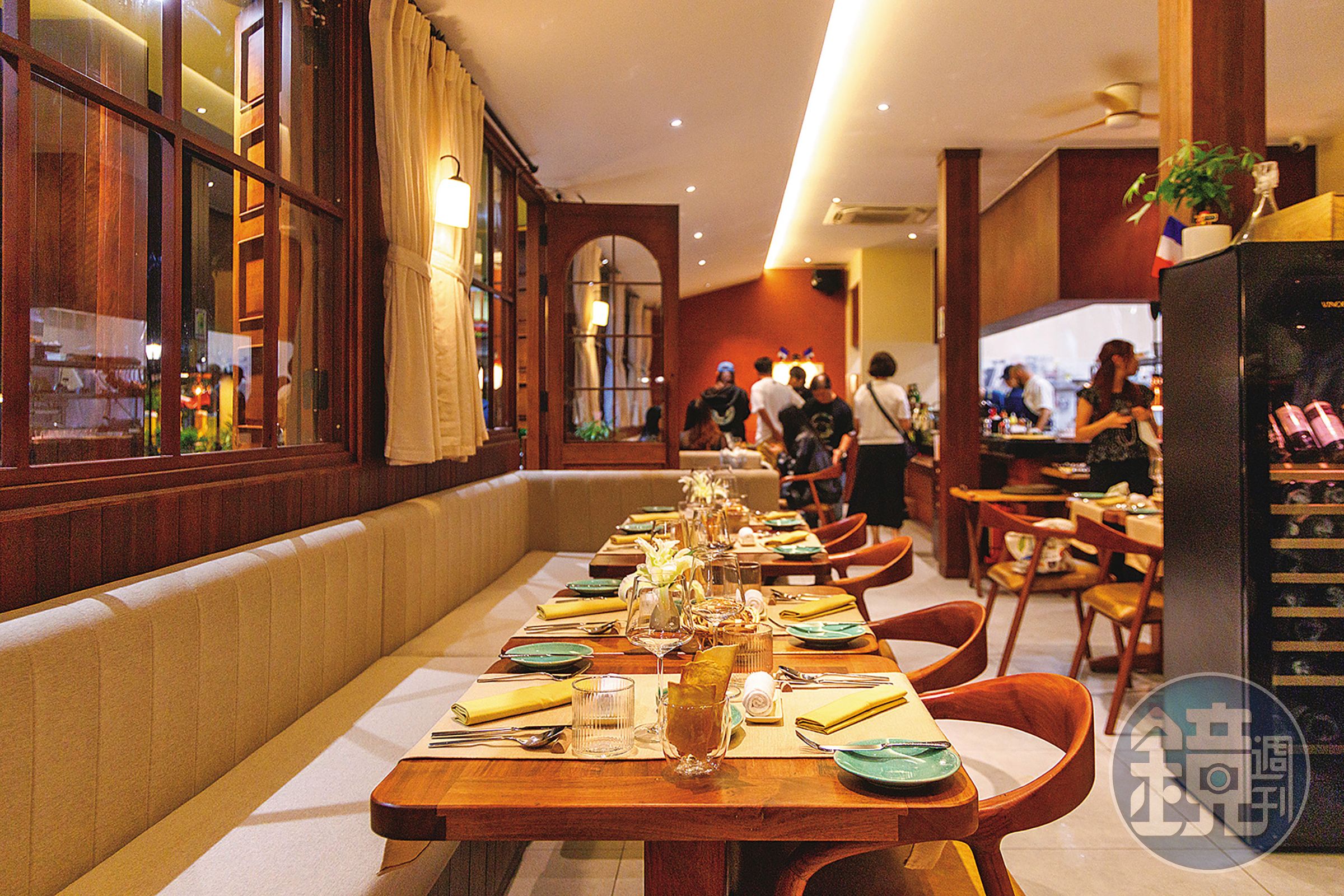 「La Table Hoi An」室內設計簡約而充滿溫度,吸引不少造訪會安的歐美遊客專程品嘗。