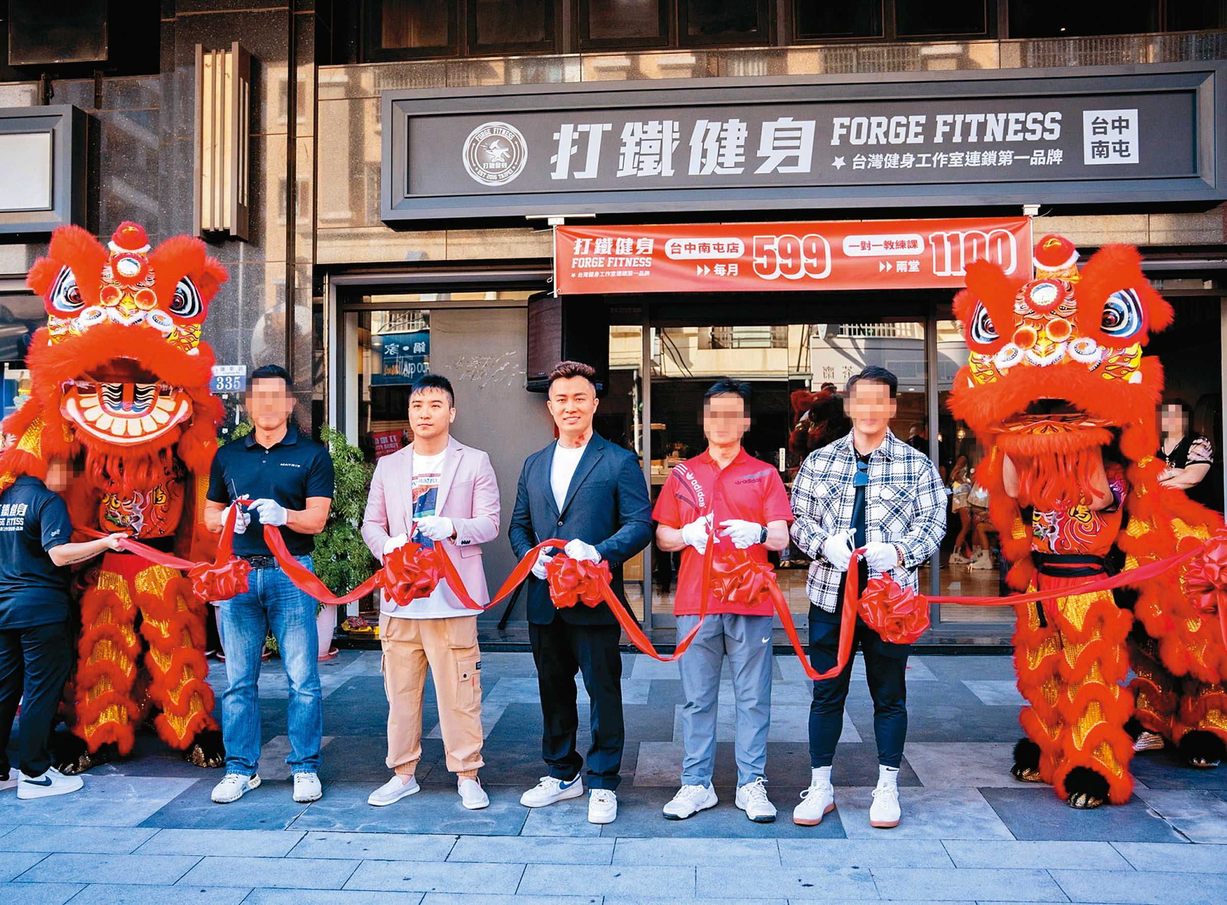 谷阿莫（右四）和大軍（右三）去年才一起合作開「打鐵健身」台中分店，今年五月便突然停業。（翻攝自Forge打鐵健身臉書）