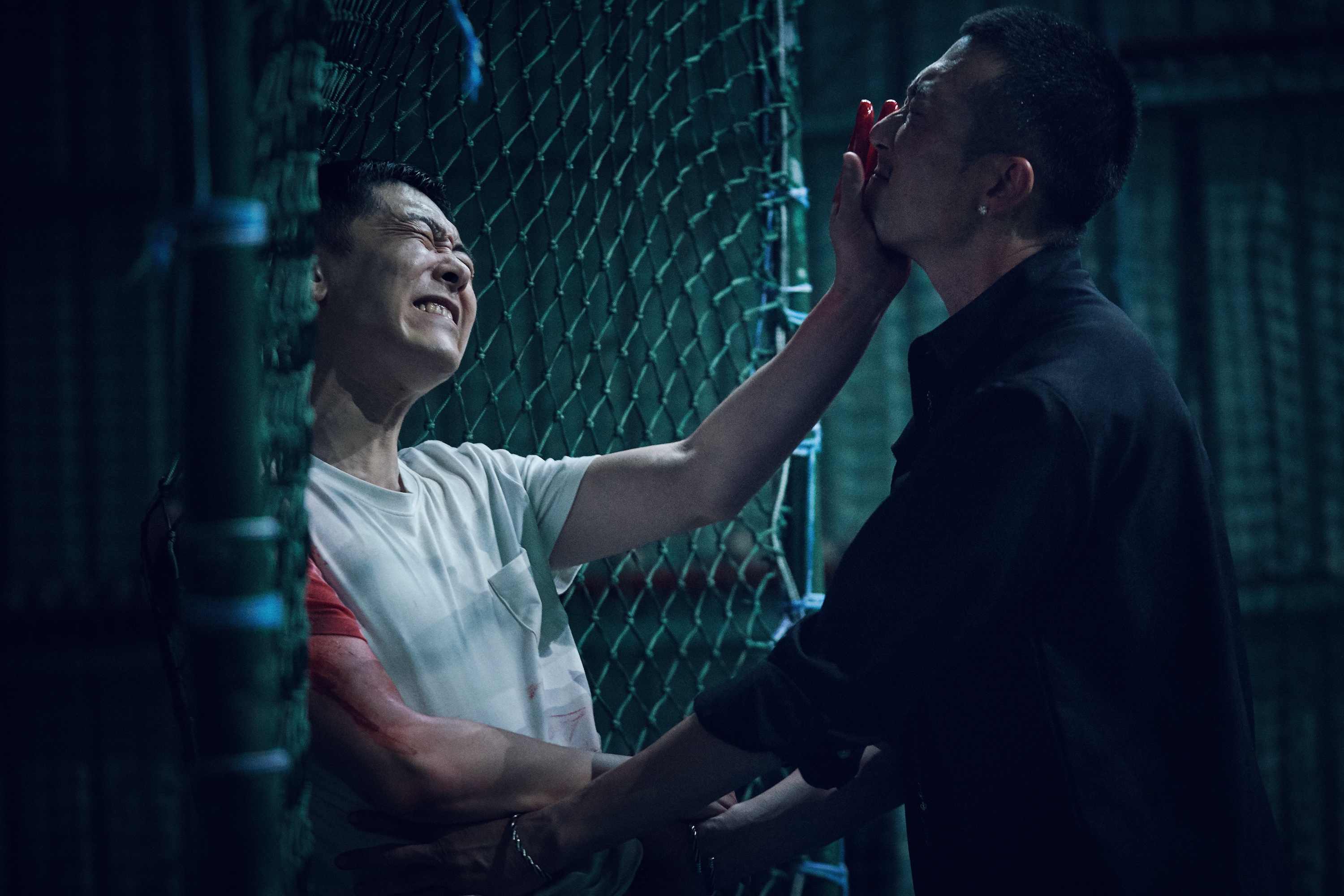 施名帥遭刀砍傷一幕太逼真,釣出不少網友「科普」腹部被砍傷腸子真的可能流出來。(曼尼娛樂提供)