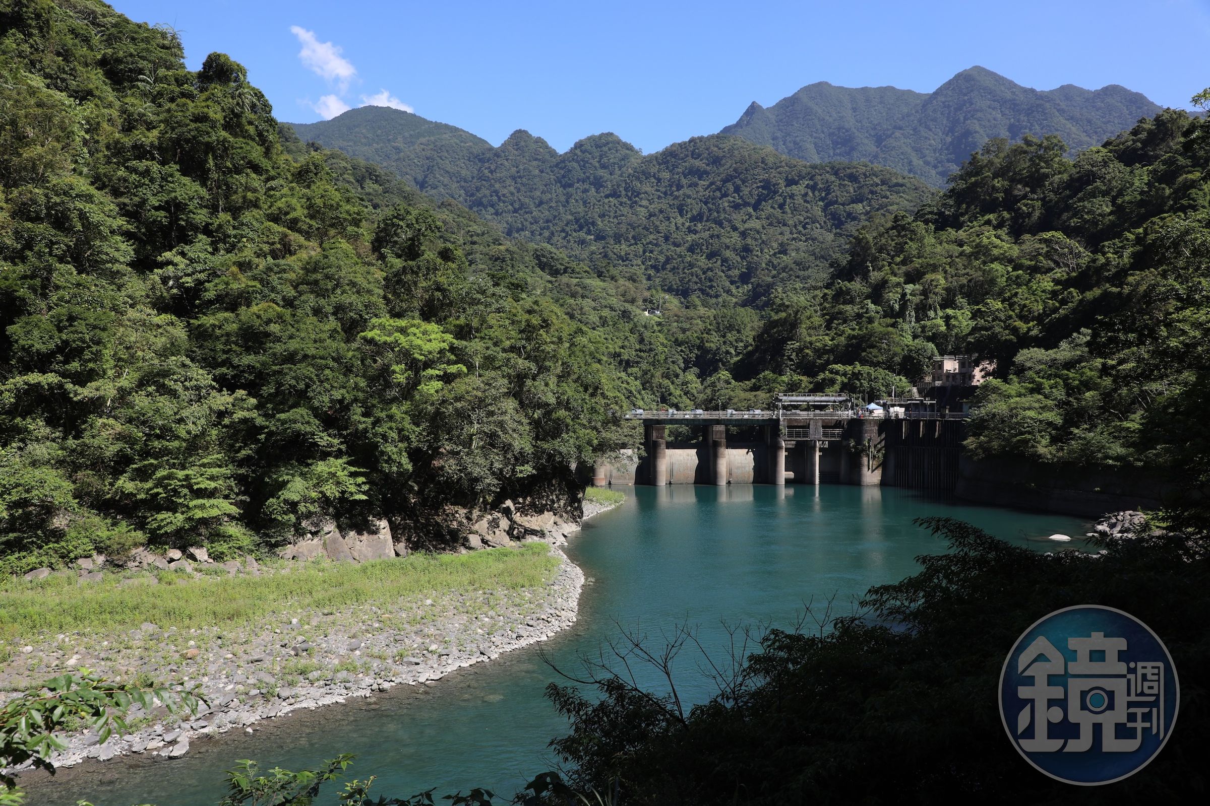當水波平靜時，望向羅好水壩，能欣賞翠綠山林倒映於潭面上。