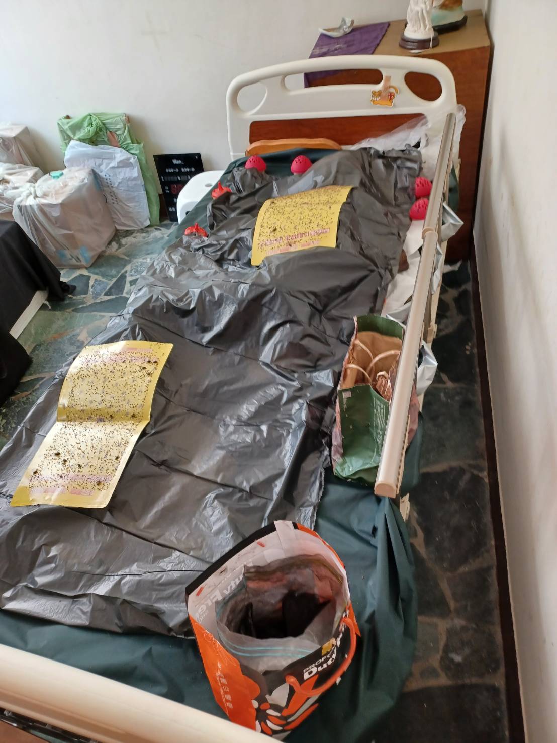 于姓員警的大女兒、兒子趕赴家中，驚見老父早已死亡多時。（讀者提供）