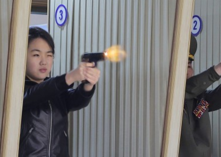 金主愛日前隨軍方高層射擊手槍。（翻攝朝中社）