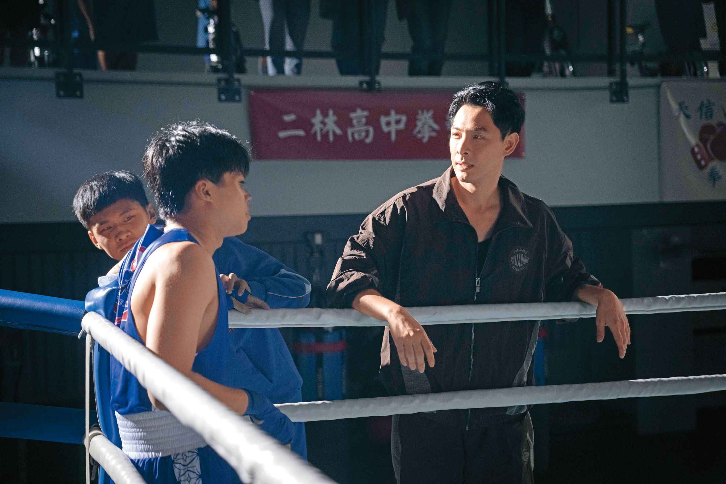 劇組在二林高中拳擊館內取景,右為飾演拳擊教練的連晨翔。(公視台語台、華視提供)