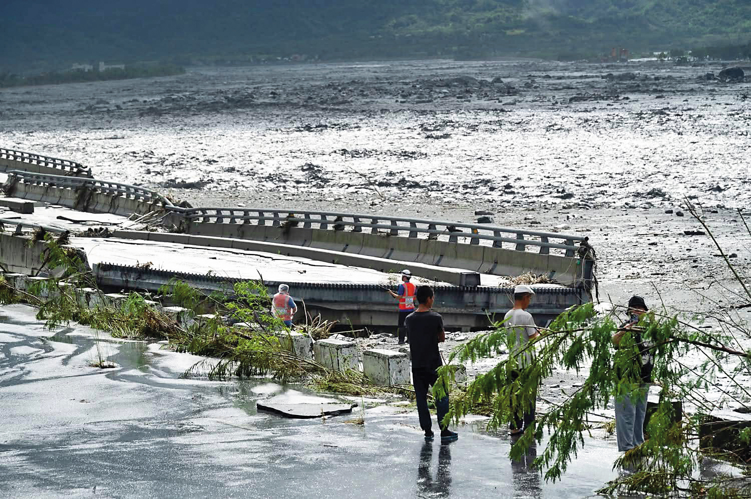 去年花蓮馬太鞍溪橋受損中斷，陳世凱連夜趕往現場，並緊急訂定一連串修復計畫。（翻攝陳世凱臉書）