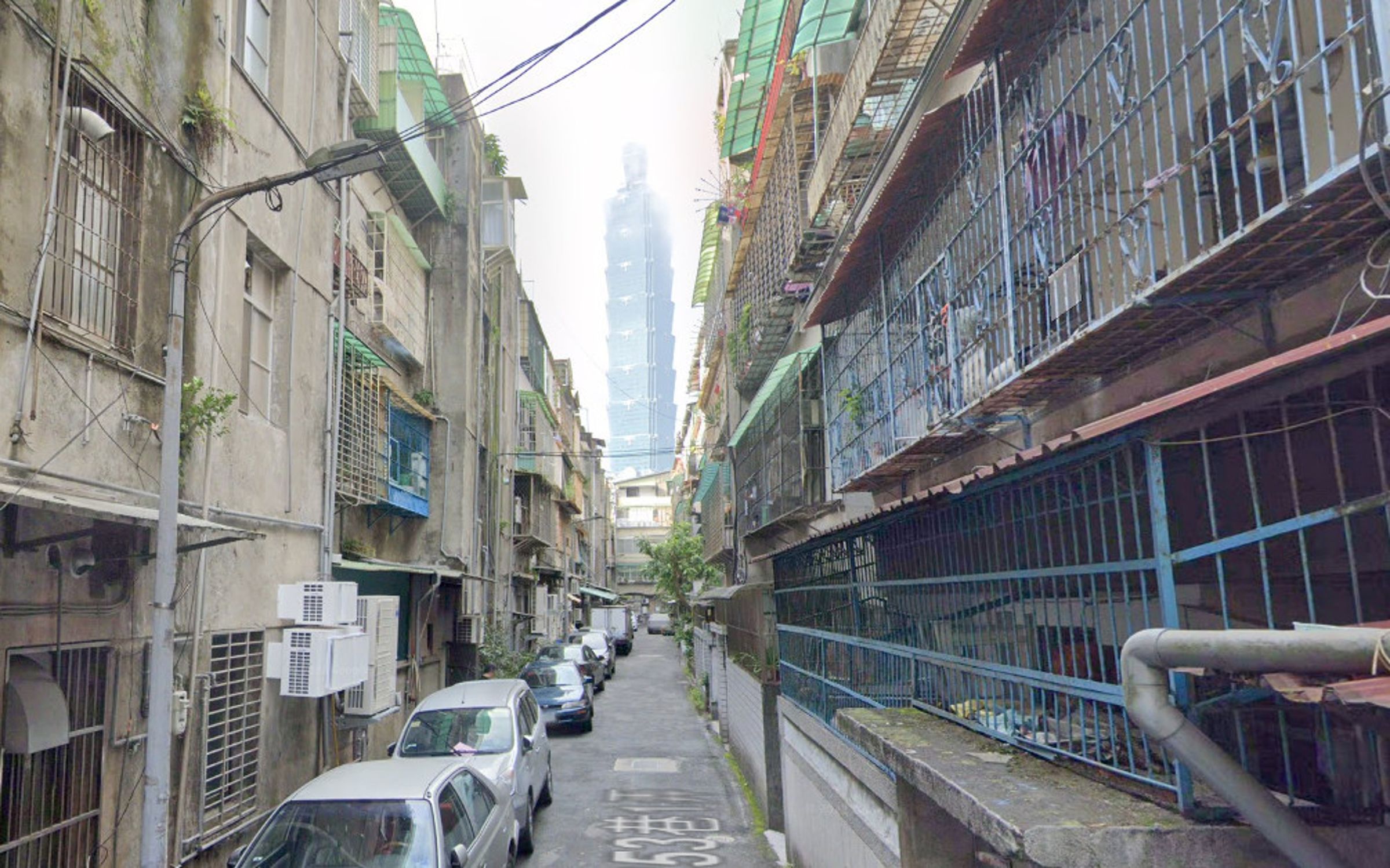 網友發現台北市信義區松仁路253巷1弄成為許多外國遊客的熱門打卡點,巷弄遠處可見清晰的台北101大樓。(翻攝自Google Maps)
