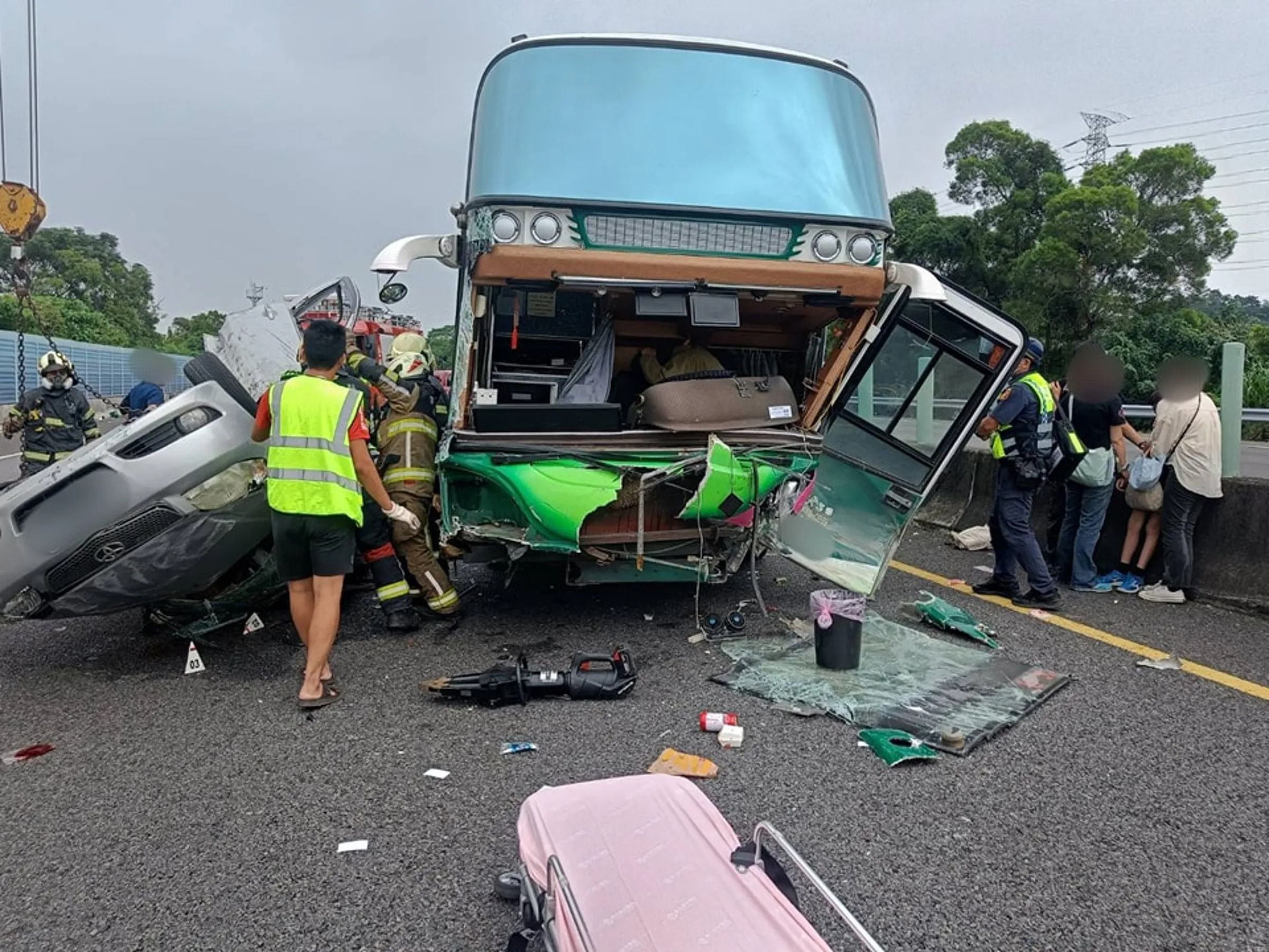 健全KAB-0899遊覽車上月21日撞自小客車後，再撞外內側護欄，釀4死、17傷意外。（翻攝自國道公路警察局臉書）