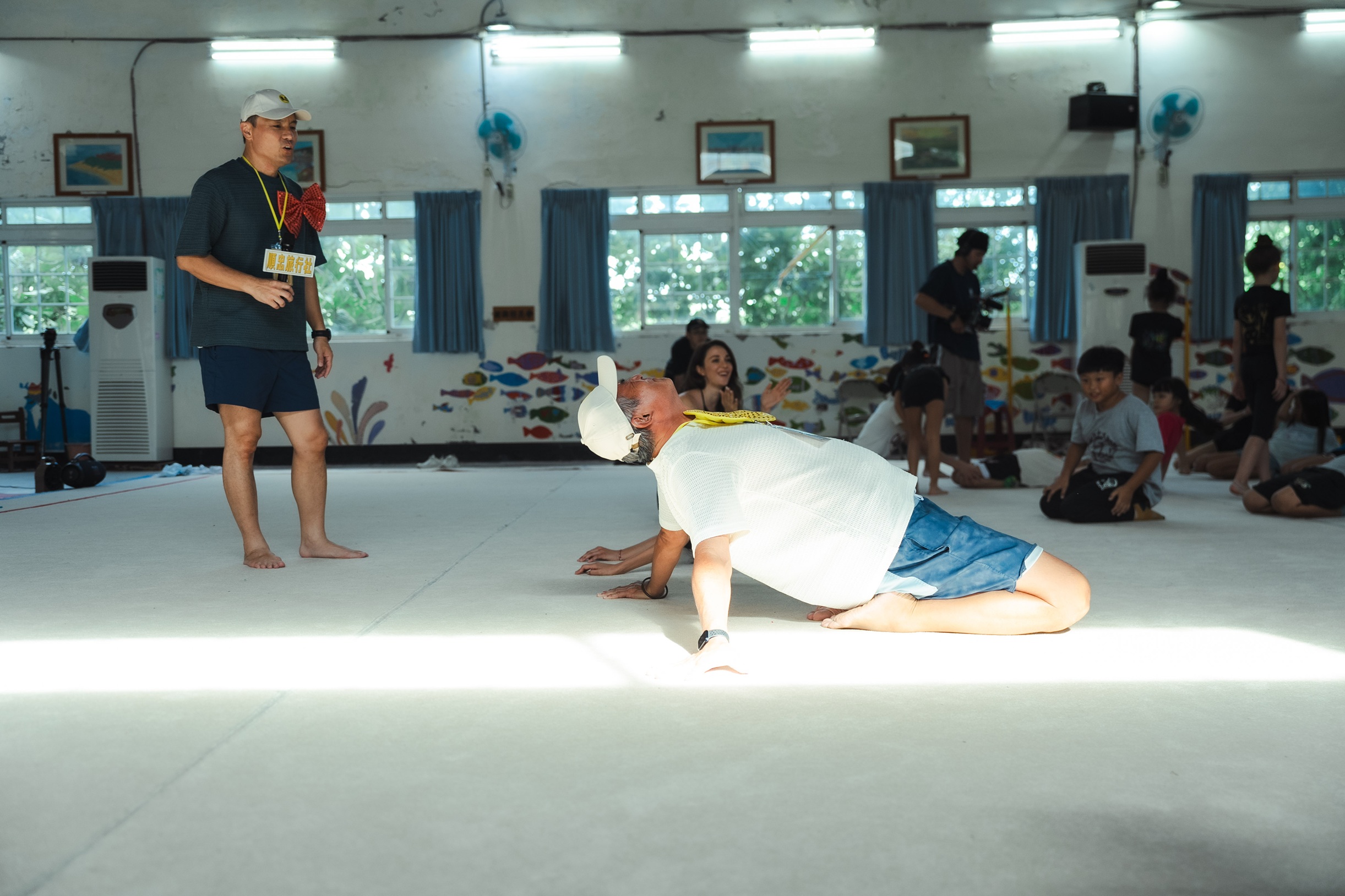 李銘順（右）拉筋哀哀叫，弟弟李銘忠（左）在旁邊看熱鬧。（公視提供）