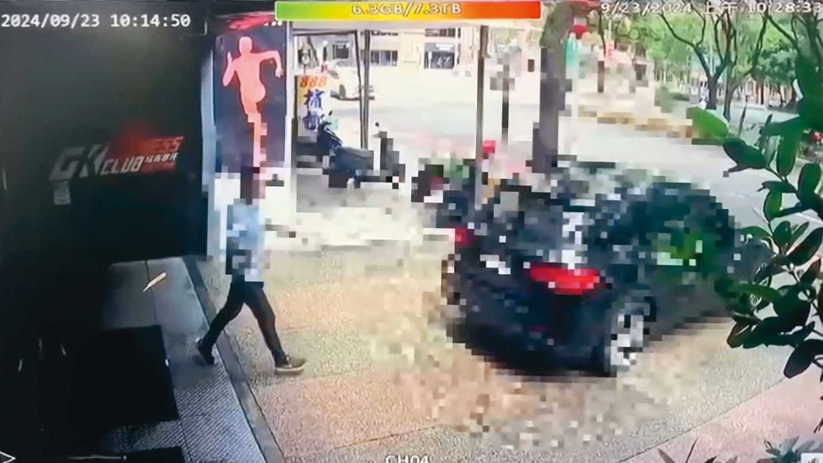 陳男不滿遭館長霸凌，前年9月持球棒砸毀健身俱樂部林口館玻璃大門，並倒車衝撞。（鏡新聞提供）