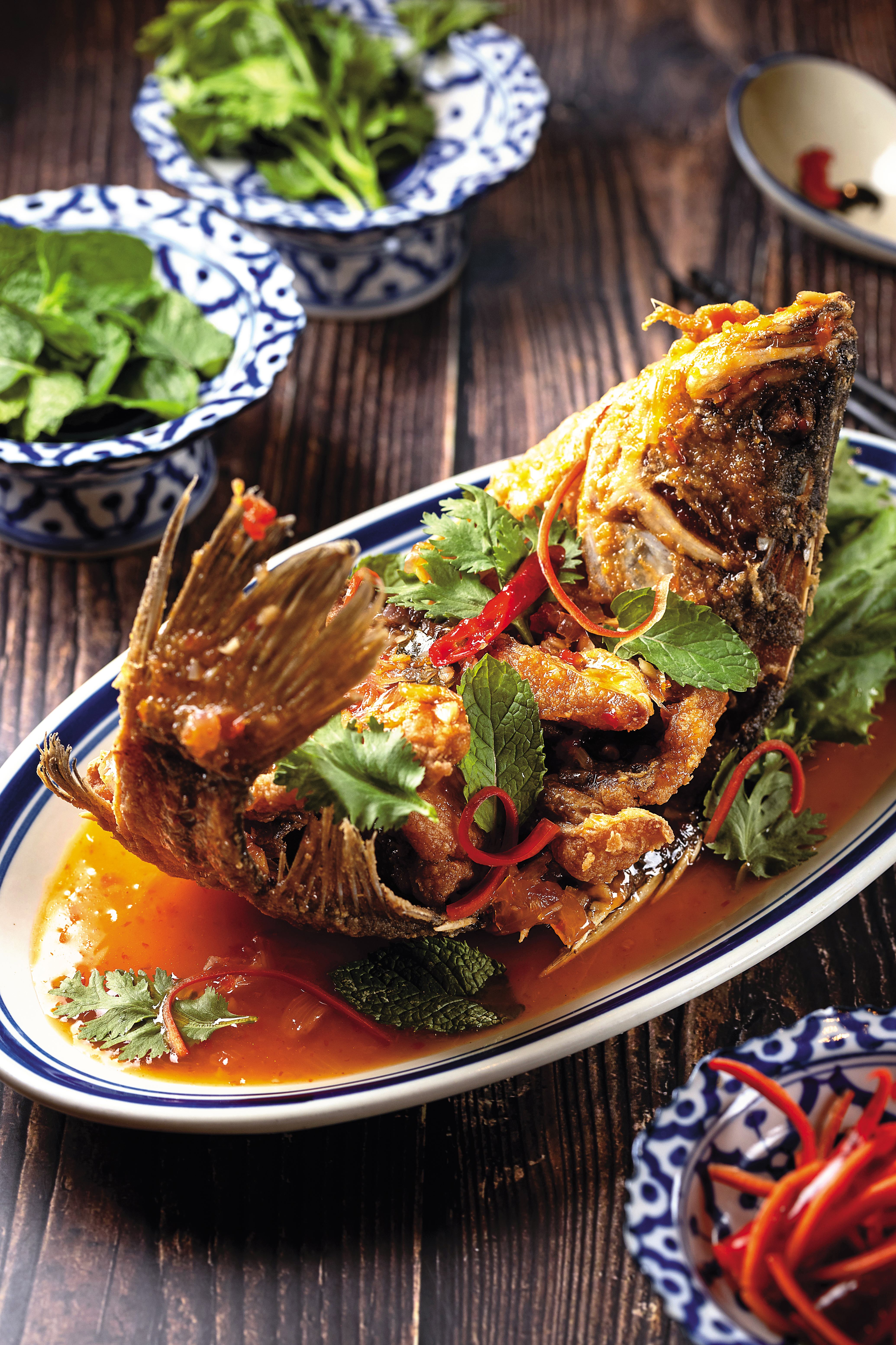 「泰味三味魚」將整尾鱸魚油炸定型後,淋上特製香料醬汁,吃起來酸香帶甜。(390元/份)