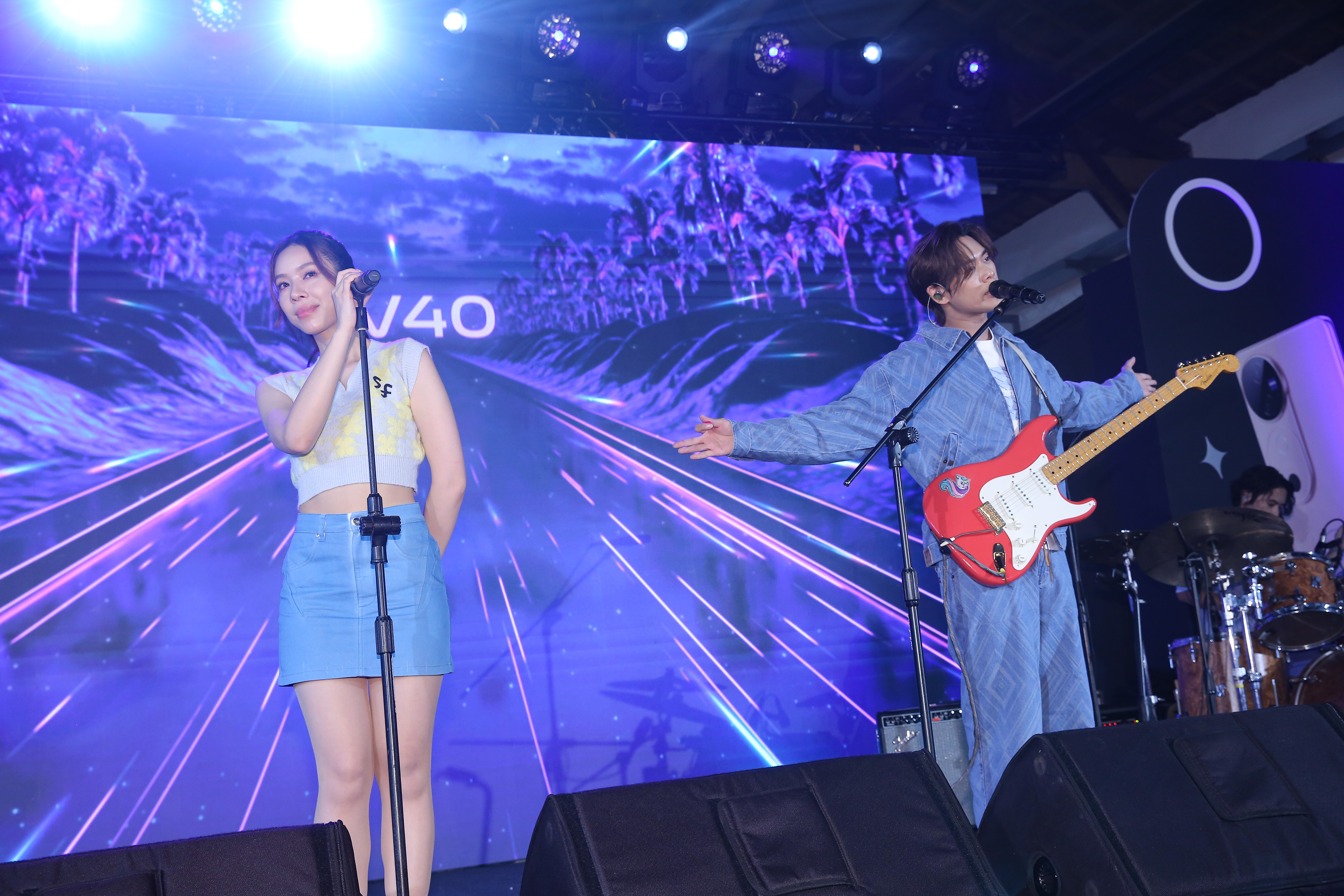 告五人在新機發表會演唱多首好歌，讓松菸倉庫變身演唱會現場。
