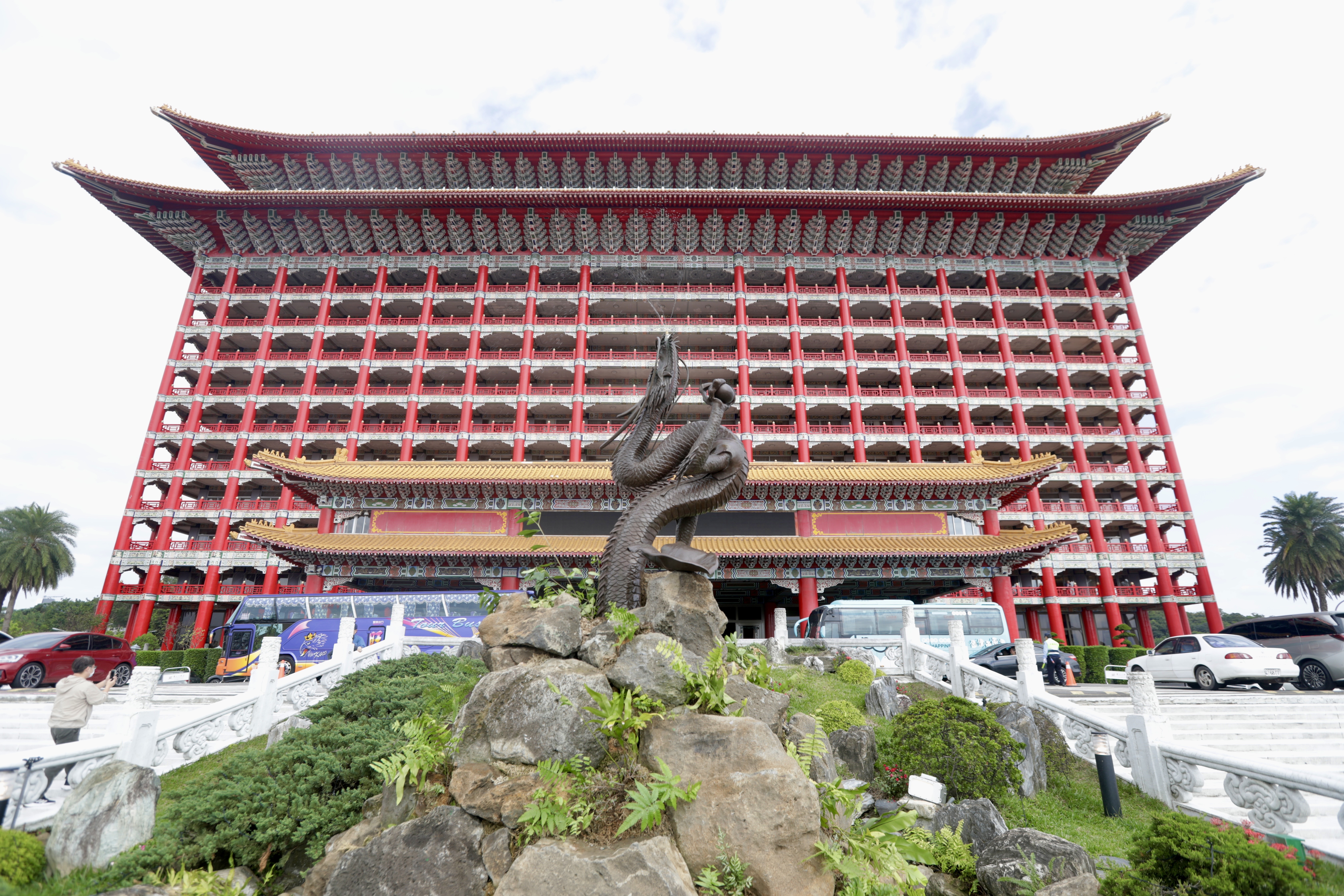 圓山飯店將位於花園廣場的日本神龍噴泉納入東密道導覽文化行程。