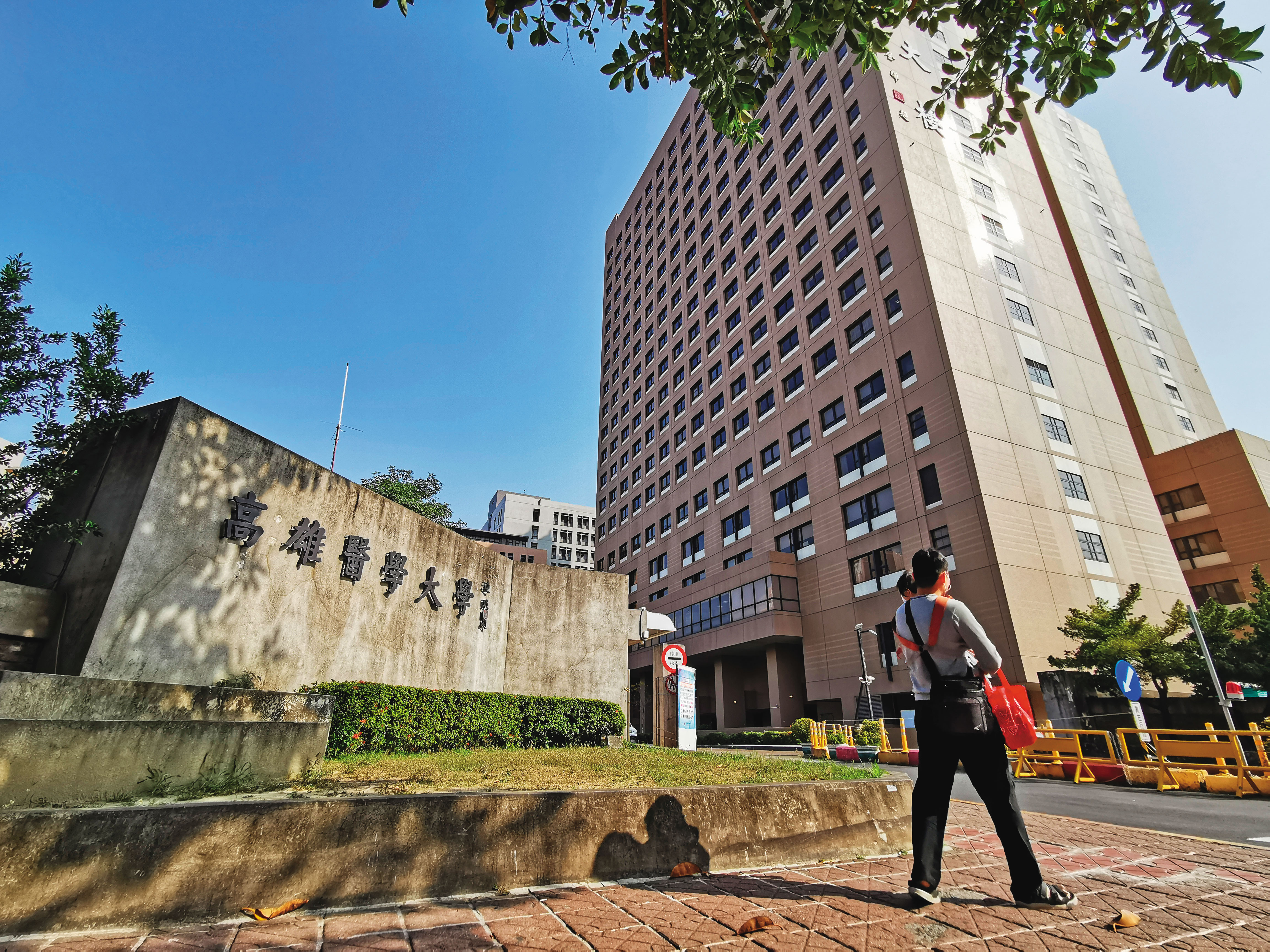 本刊追蹤，高醫將多件3級毒品誤判為2級毒品，導致2人平白坐牢、繳完易科罰金，獲刑事補償逾30萬元，全由公帑支付。