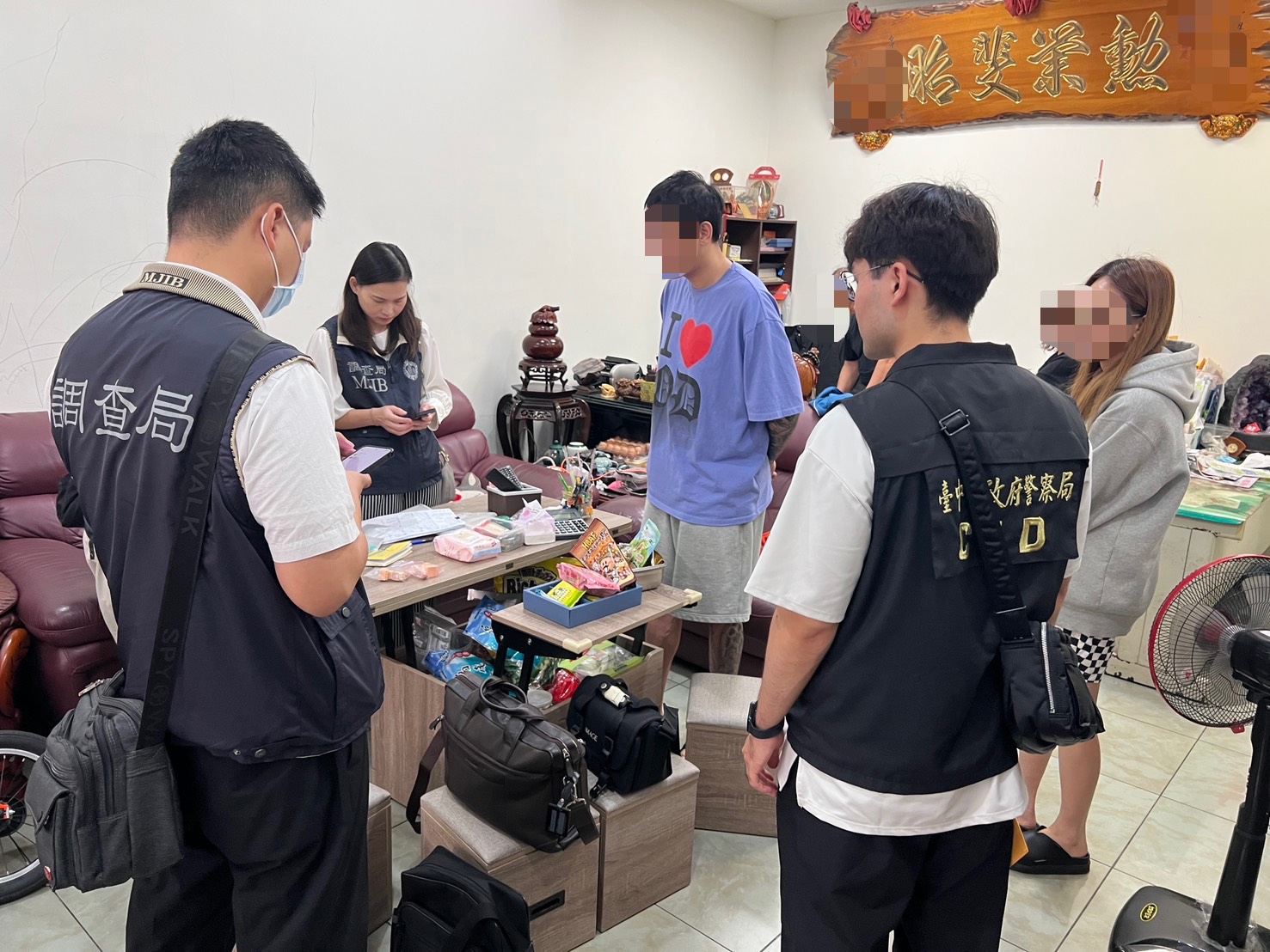 檢警查獲嫌犯27人。（翻攝畫面）
