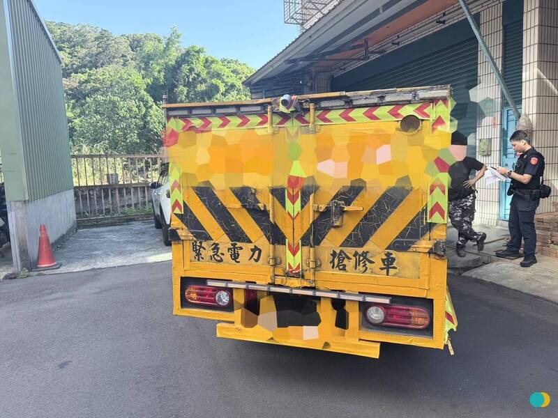 新北市一間水電行將工程車塗裝改為台電工程車,遭到警方攔獲並依法開單。(翻攝畫面)