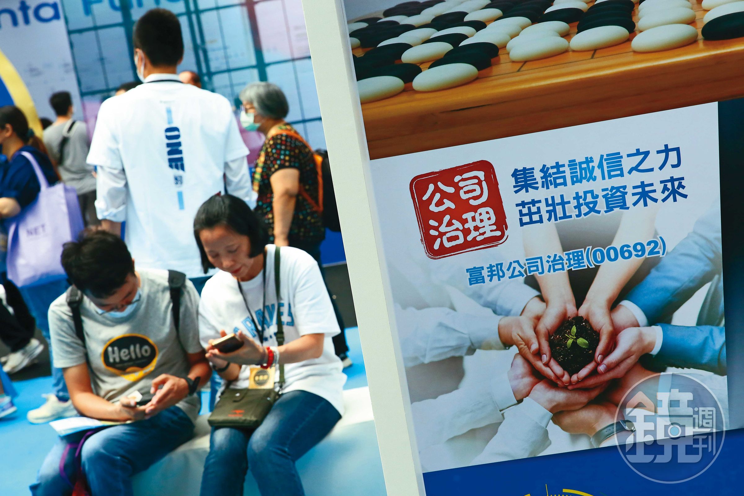 股添樂深知股海浮沉，而買ETF可避震，他因此長抱00692達7年。