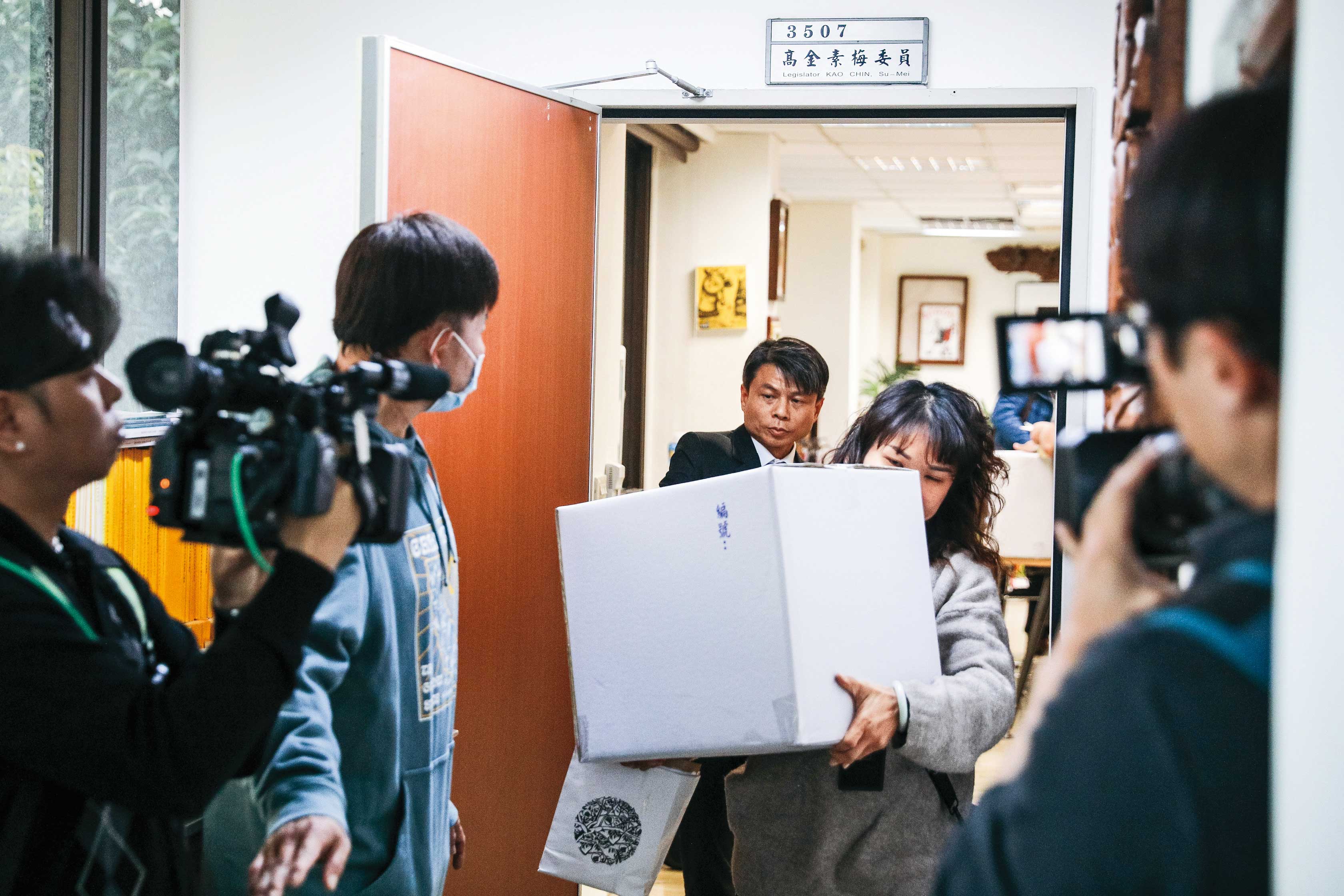 檢調兵分30路大舉搜索高金素梅國會辦公室等地，裝箱帶走大批資料及電腦等證物分析。（鏡報鄒保祥）