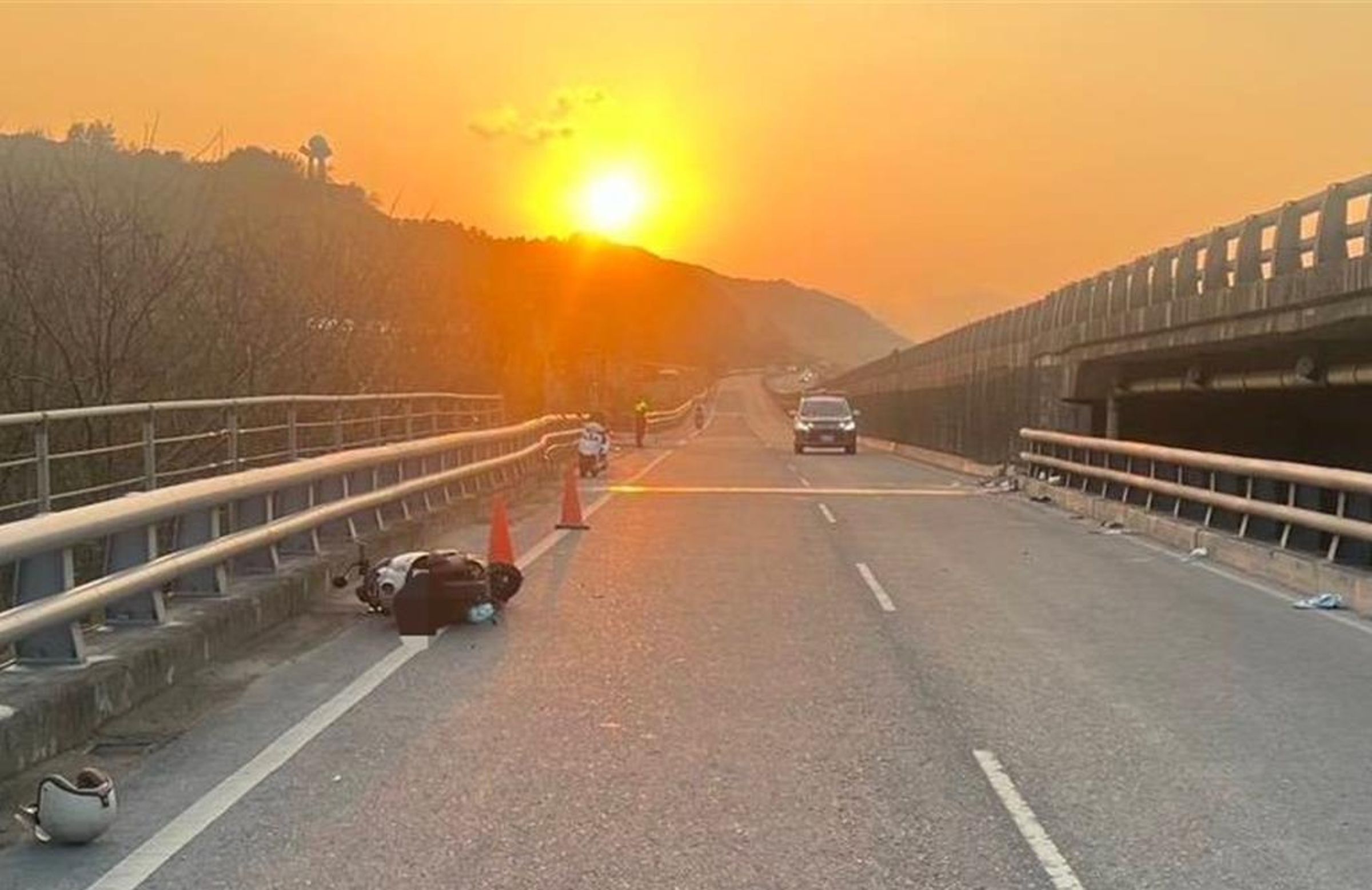 一名22歲郭姓女子昨日下午騎乘機車行經台15線西濱公路,疑似自撞倒臥,經送醫仍宣告不治。(翻攝畫面)