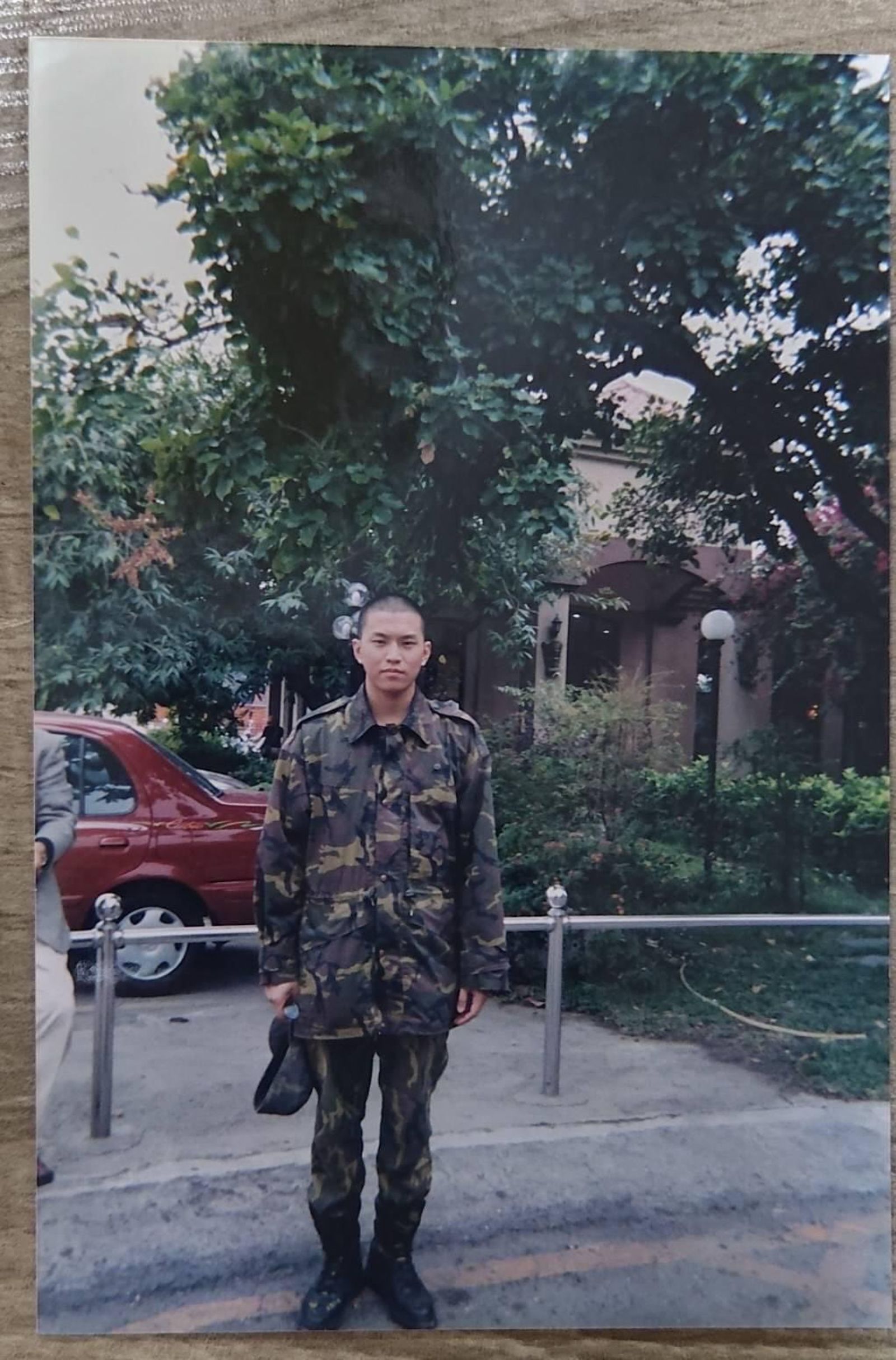 網友分享阿弟當兵的舊照，照片保存完好。（翻攝自obdo_0510 Threads）