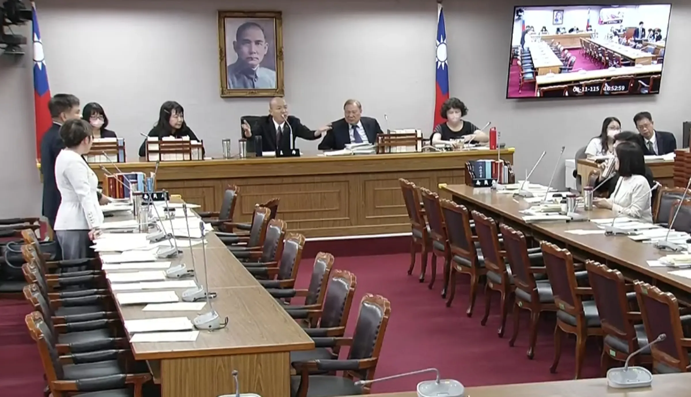 因國民黨立院黨團總召傅崐萁五度缺席,且未授權黨團幹部簽署協商結論,讓韓國瑜罕見動怒,痛批傅崐萁「垂簾聽政」、立院遭「黑暗力量控制」。(翻攝自國會頻道)