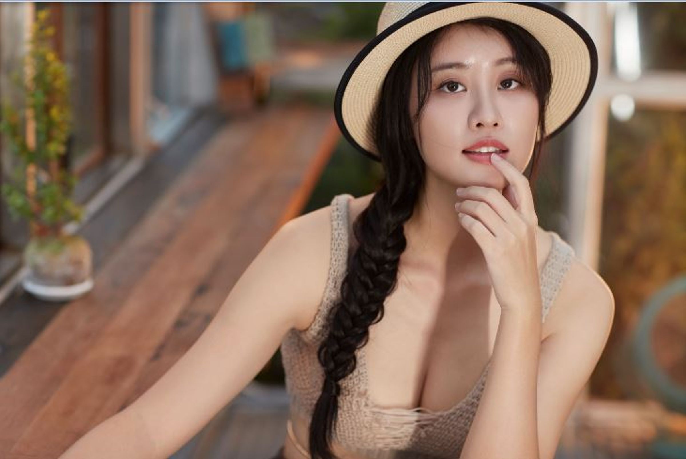 林真亦在泳池穿比基尼秀好身材。（時報出版提供）