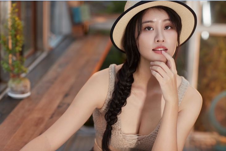 林真亦在泳池穿比基尼秀好身材。（時報出版提供）