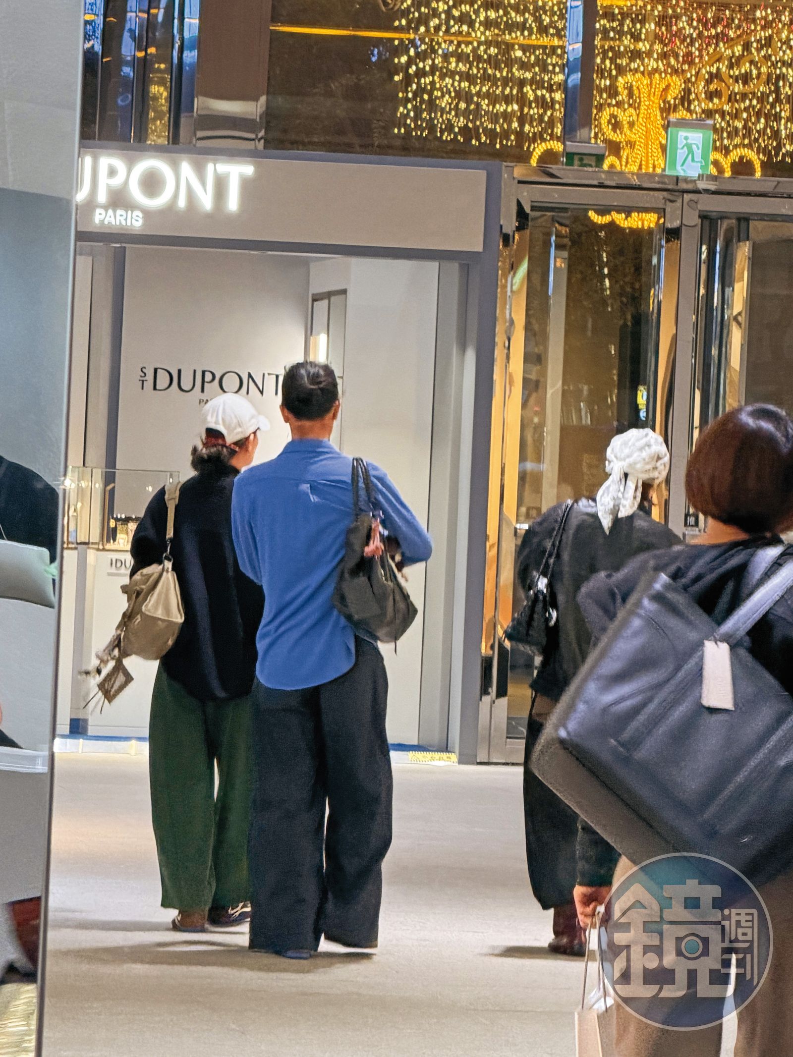 19：26 魏如萱（左）一見到Ian（右）就切換成戀愛腦模式，兩人完全無視路人的目光，並肩同行感受彼此的體溫