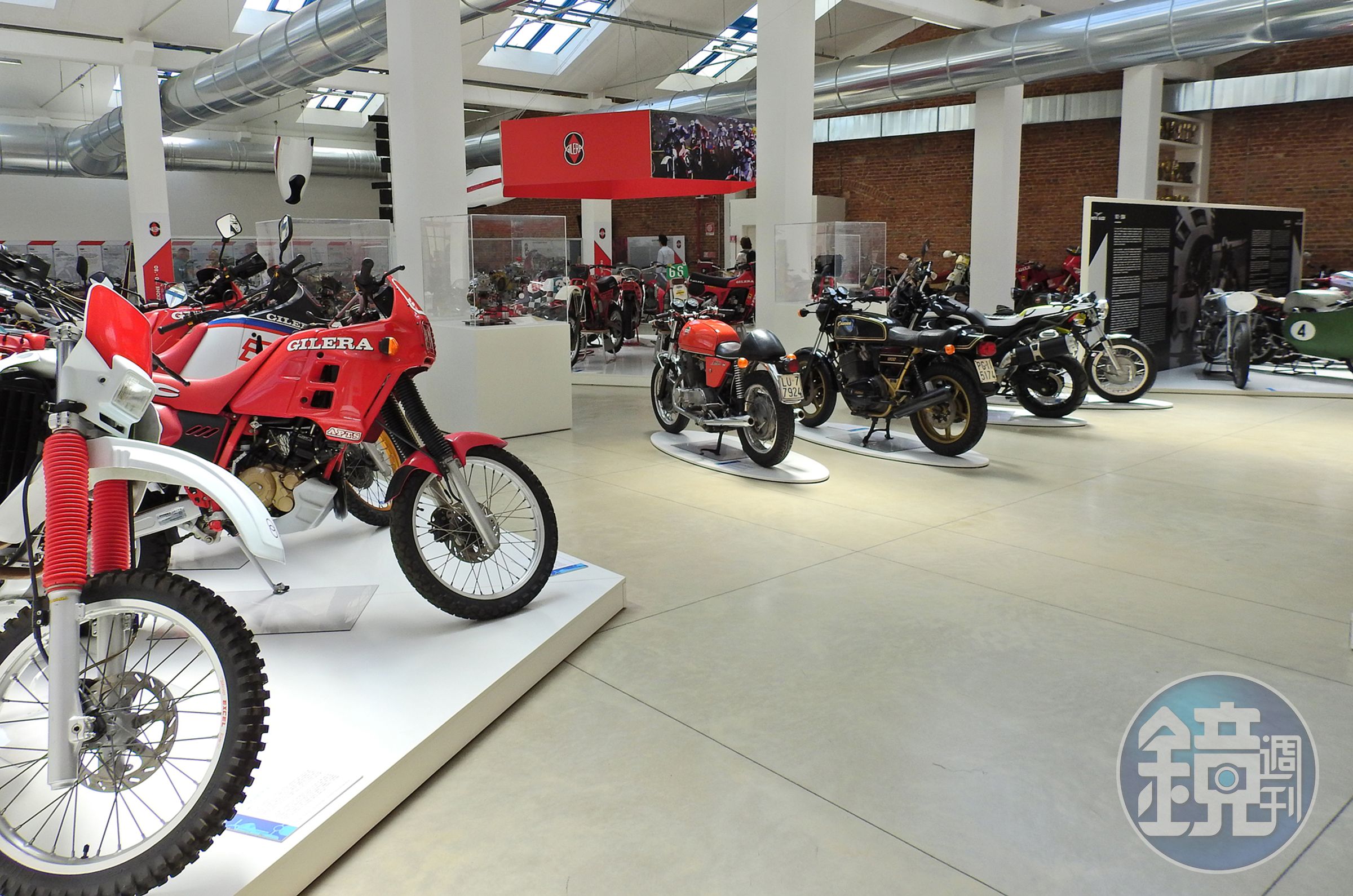 Museo Piaggio並不止於懷舊。另一區展出的是Piaggio集團旗下的多個品牌，如Aprilia、Gilera與Moto Guzzi等，每個名字背後都是一段兩輪賽道上的傳奇故事。