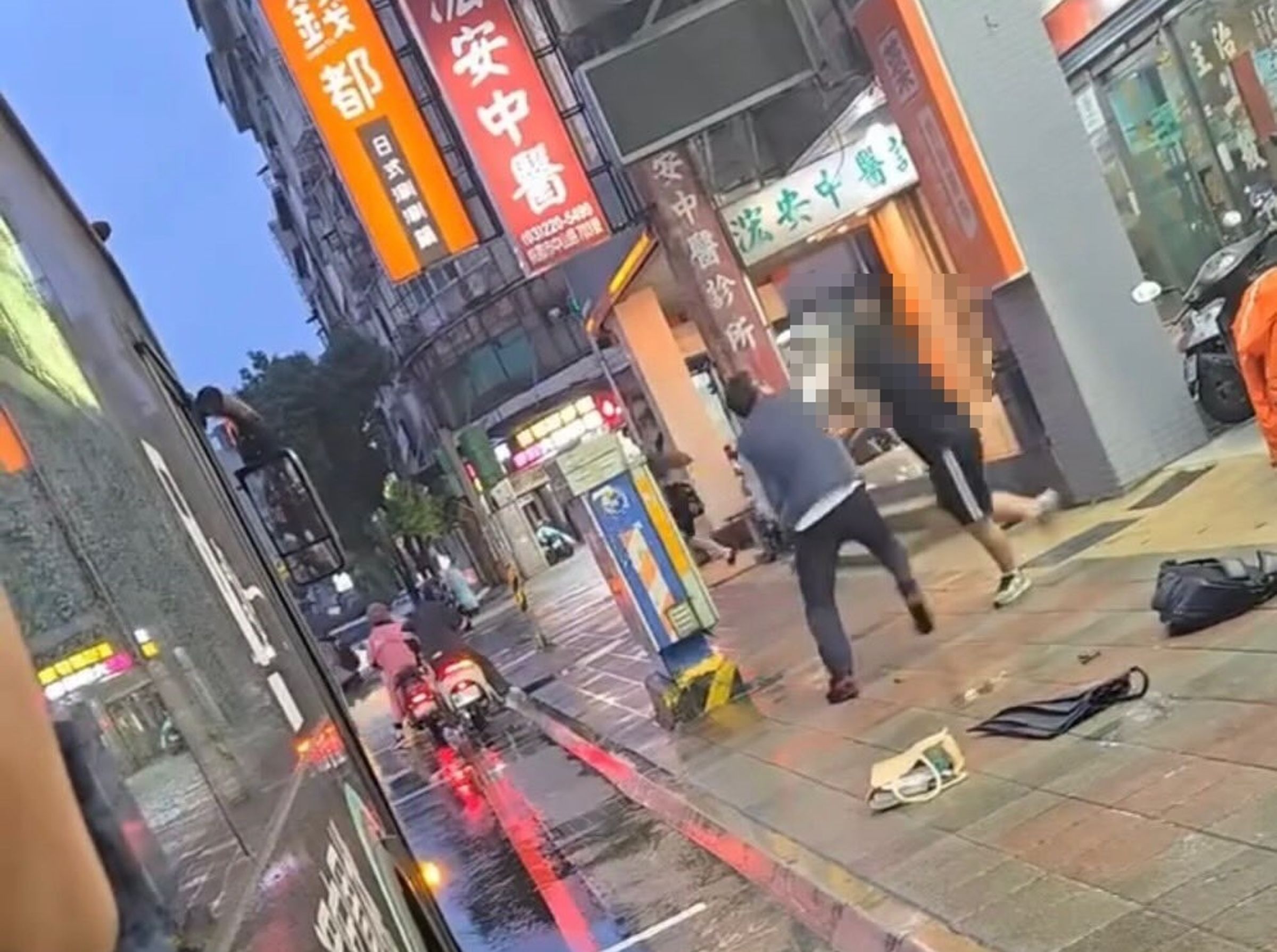 劉姓司機打斷黃姓同學鼻樑,警方依傷害罪將劉男移送法辦,檢方複訊後今諭知以2萬元交保。(翻攝臉書粉專/黃瓊慧 桃園觀察日記)