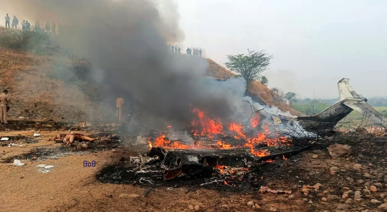 印度飛機失控墜毀，機上官員在內5人全身亡。（翻攝自X@bobworld）