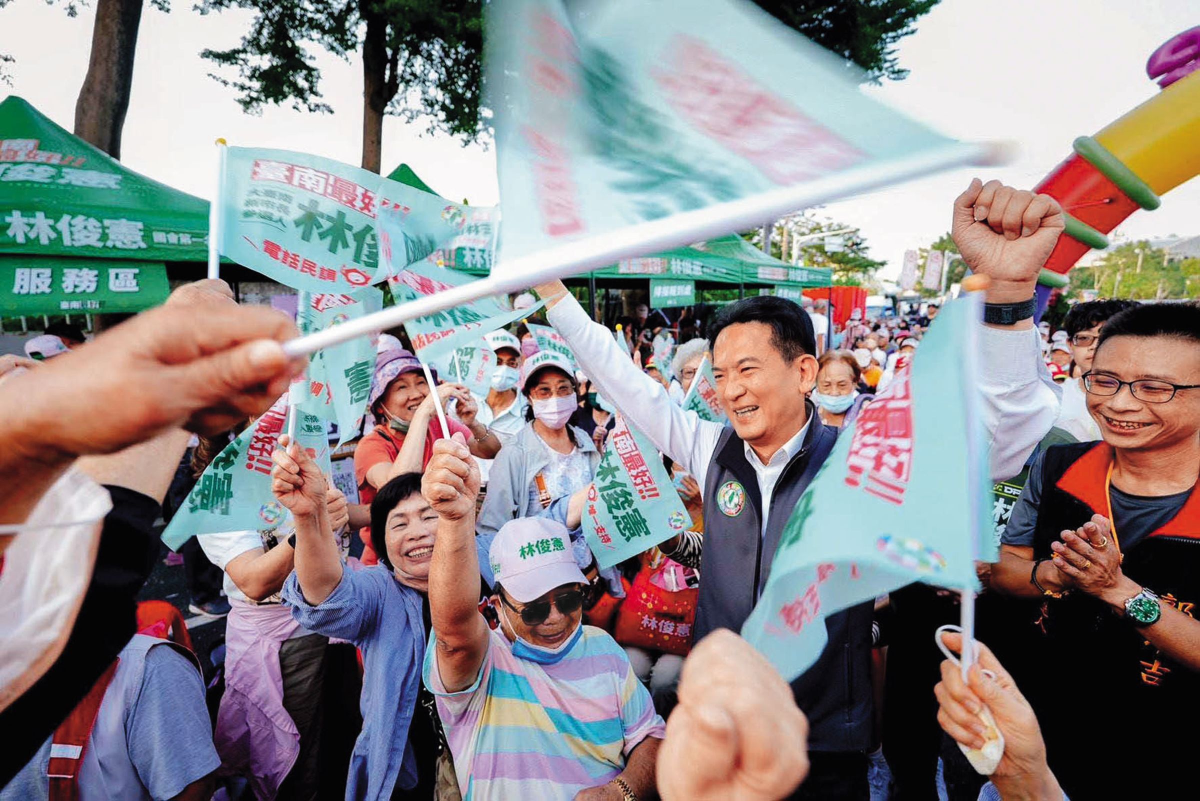 同樣爭取台南市長提名的民進黨立委林俊憲(中)近期因政見會議題,槓上陳亭妃。(翻攝林俊憲臉書)