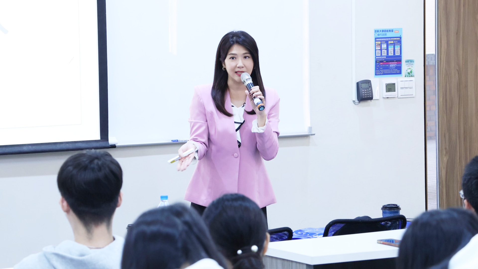 中天主播鄭亦真今日回母校世新大學演講。（中天提供）