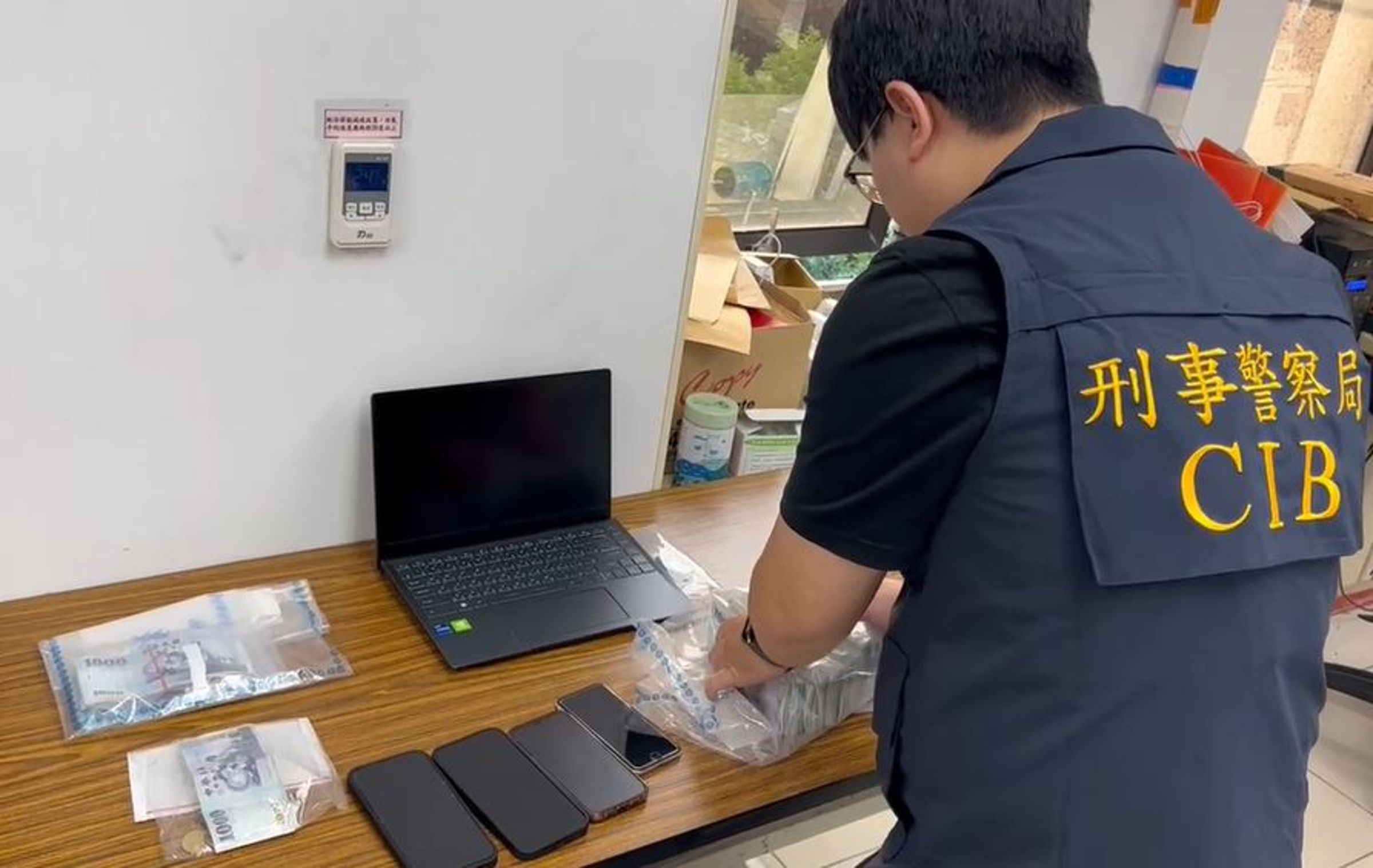 警方查扣電腦等各式贓證物。(刑事局提供)