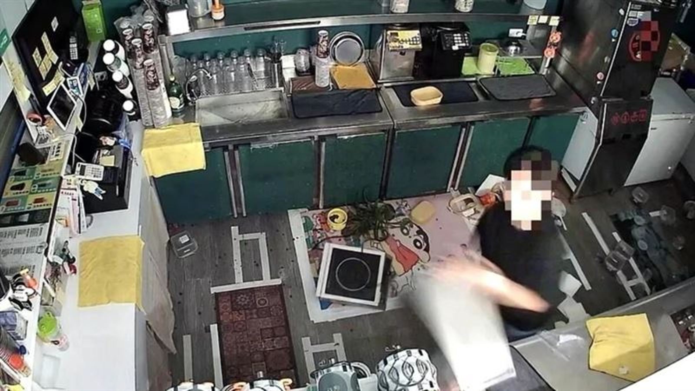 由藝人陳匡怡擔任品牌創意總監、手搖飲「丘森茶室」宜蘭分店,9日清晨遭人闖入砸店。(翻攝畫面)