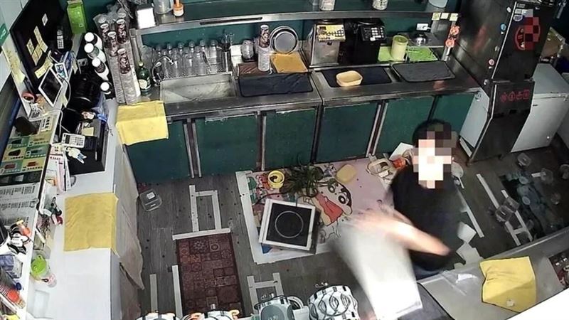 由藝人陳匡怡擔任品牌創意總監、手搖飲「丘森茶室」宜蘭分店,9日清晨遭人闖入砸店。(翻攝畫面)