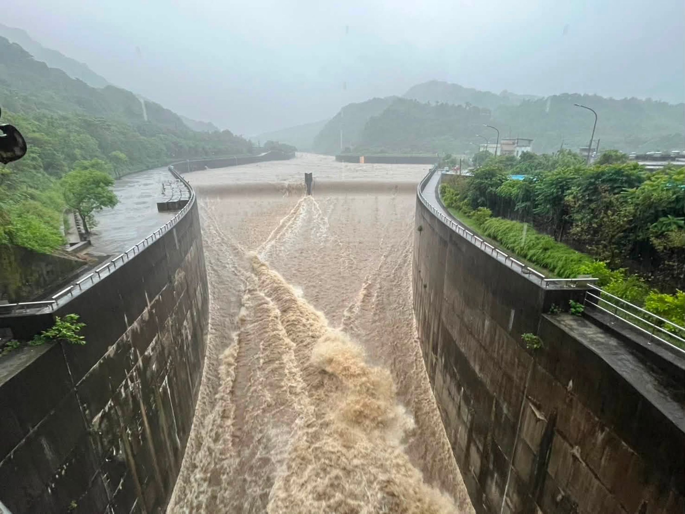 受低壓帶影響,基隆河上游集水區持續強降雨,3小時累計雨量超過100毫米,造成河川水位快速上升(第十河川分署提供)