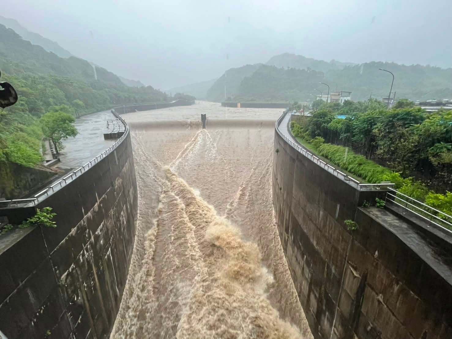 受低壓帶影響,基隆河上游集水區持續強降雨,3小時累計雨量超過100毫米,造成河川水位快速上升(第十河川分署提供)