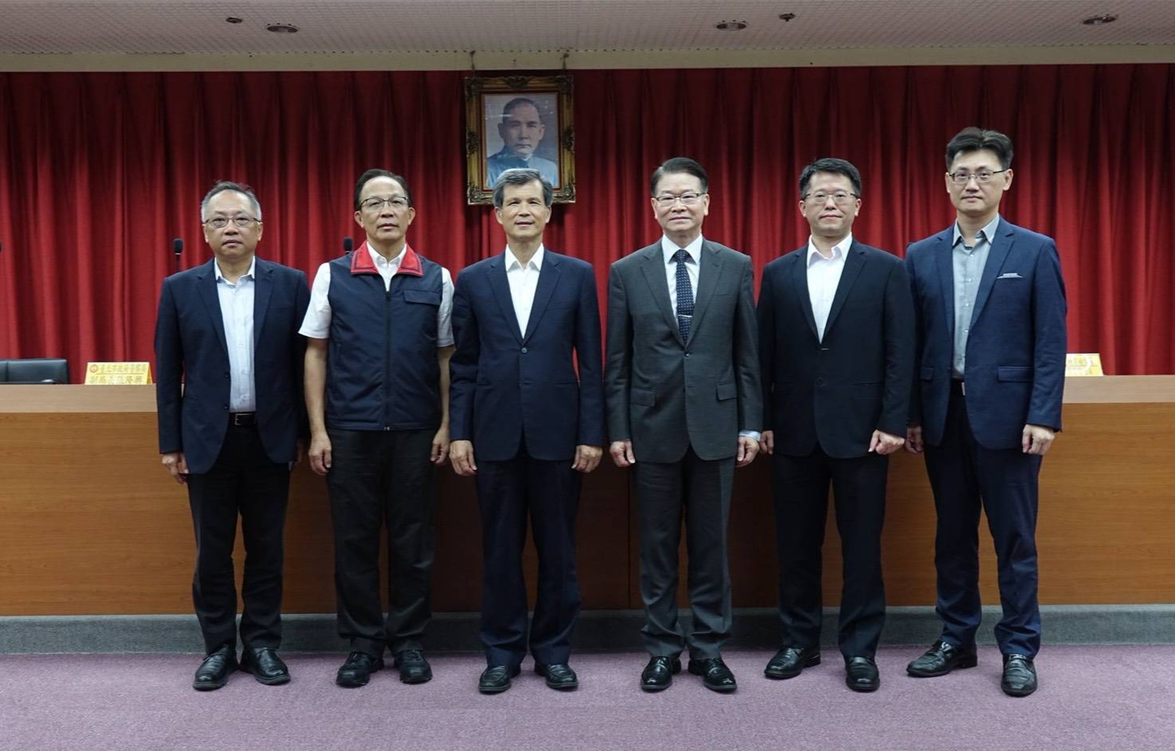 台北地檢署今天成立「查察妨害罷免執行小組」,並於同日進行揭牌儀式,全面啟動各項查察工作,且同步成立「分區查察聯繫中心」,24 小時受理民眾檢舉妨害罷免案件,國人如有發現妨害罷免不法情事,可以透過 0800-024-099 檢舉專線提供情資,共同維護乾淨選風。 (北檢提供)