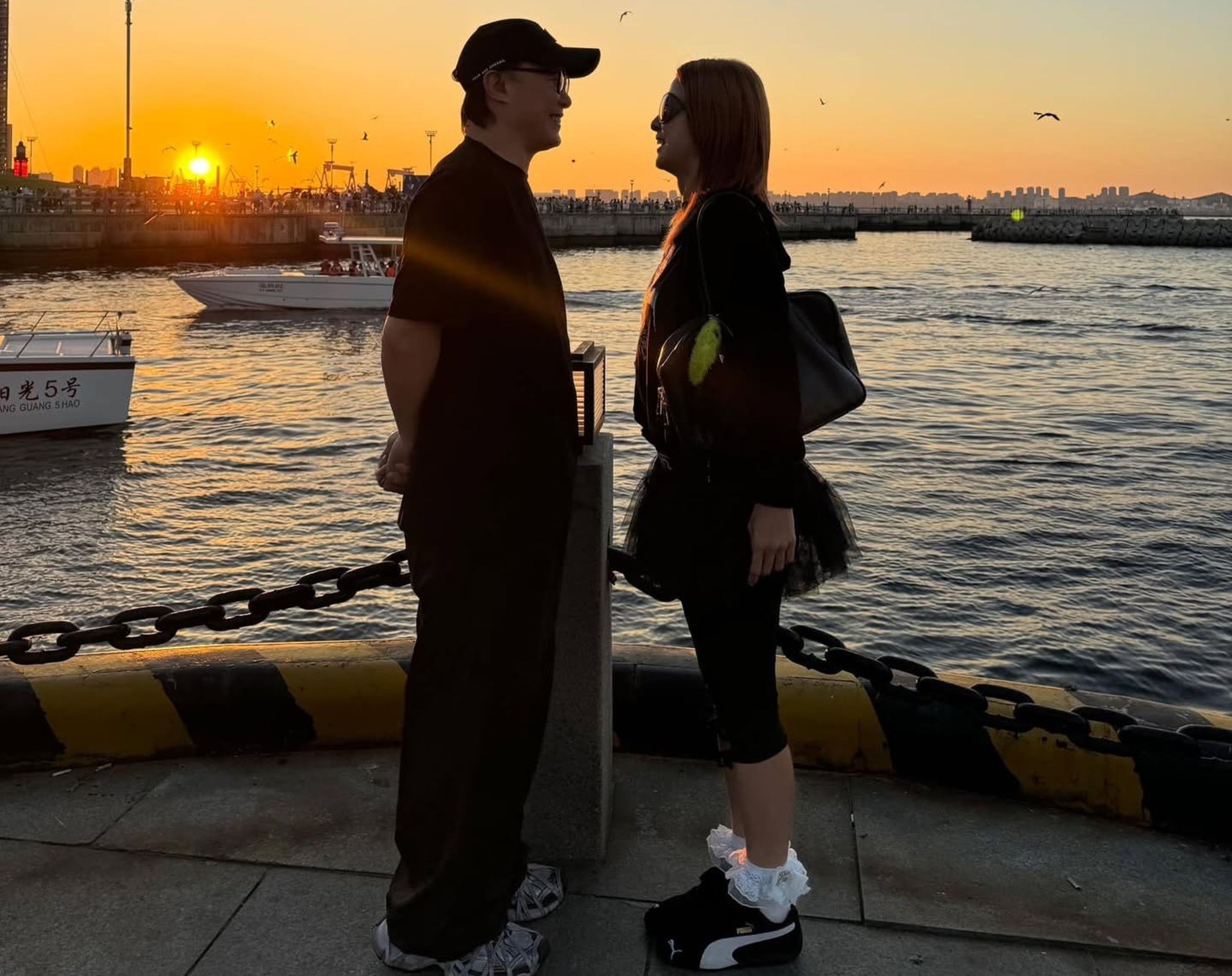 陳奕迅在空閒時間與妻子漫步夕陽下。（翻攝自陳奕迅臉書）