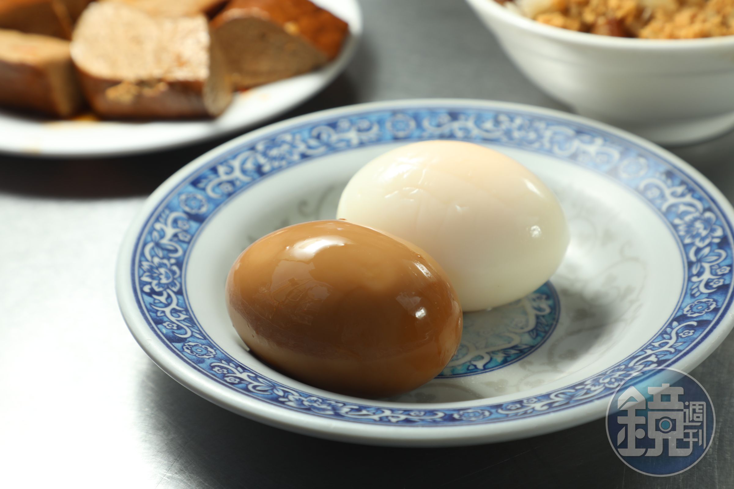夠味的「滷蛋」和老闆娘特製的溏心「黃金蛋」也是必點的品項。(皆20元/個)