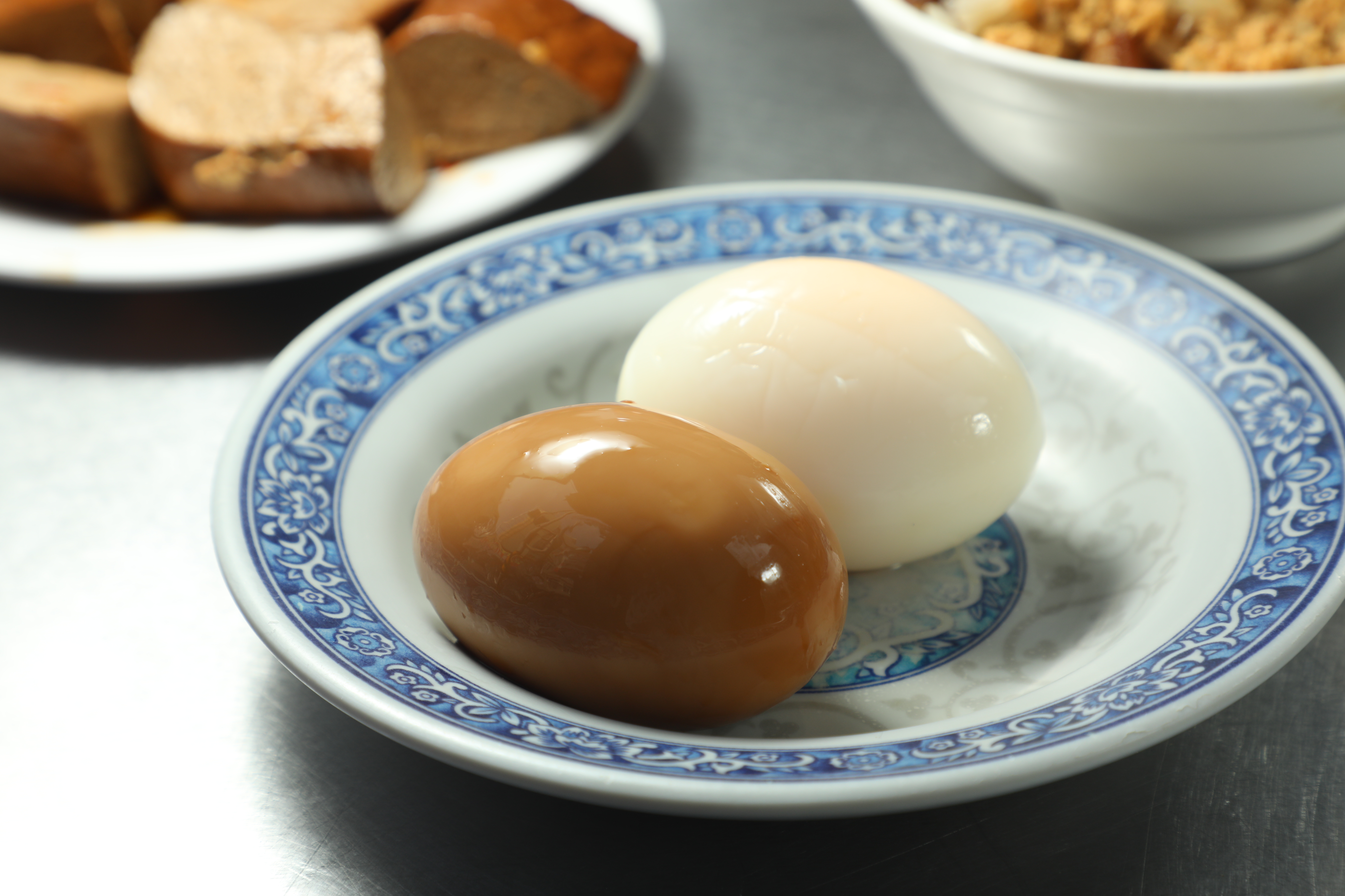 夠味的「滷蛋」和老闆娘特製的溏心「黃金蛋」也是必點的品項。（皆20元／個）