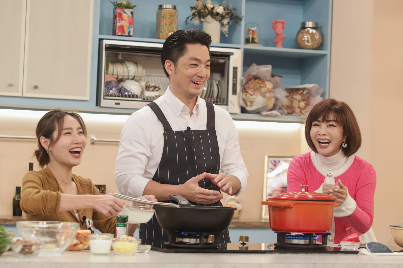 蔣萬安作客陳美鳳節目，下廚燉雞湯。（翻攝陳美鳳臉書）