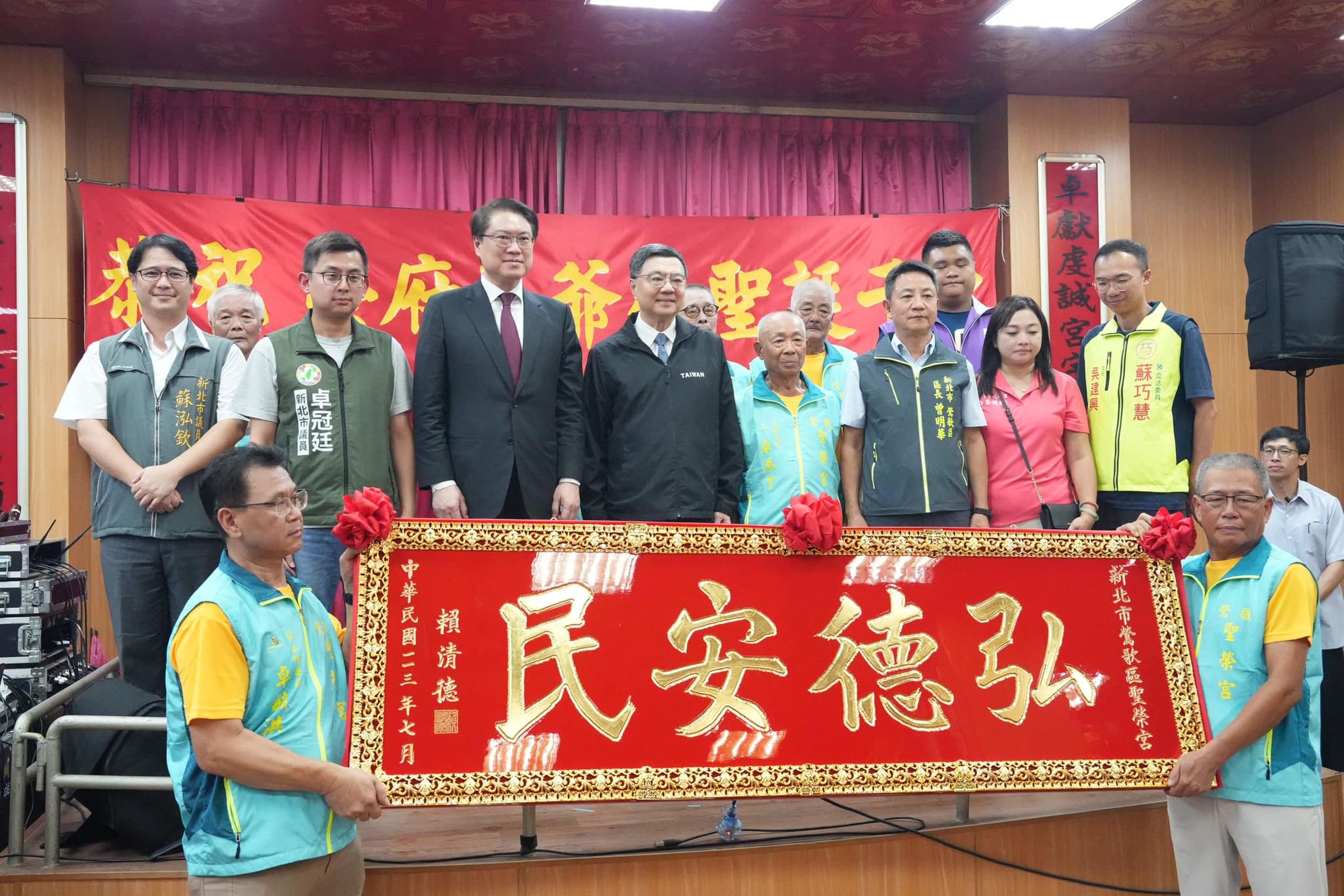 民進黨秘書長林右昌特別代表總統賴清德來贈予「弘德安民」匾額。(翻攝臉書@卓冠廷)