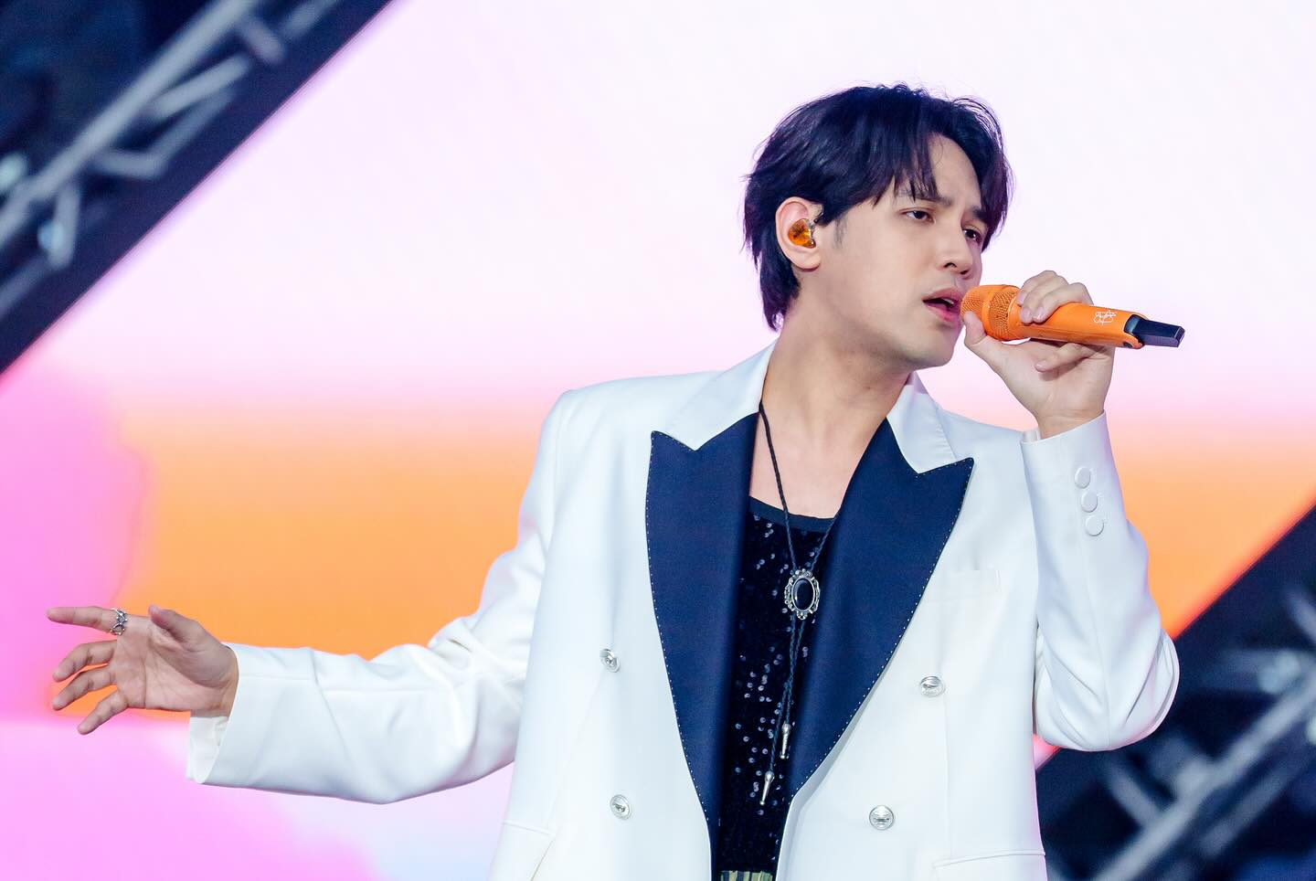 陳零九稍早發出道歉文，並宣布放下藝人身份，深刻反省。而陳零九所屬的「五堅情」更直接宣布休團，讓粉絲相當震驚。（翻攝自陳零九 Nine Chen臉書）