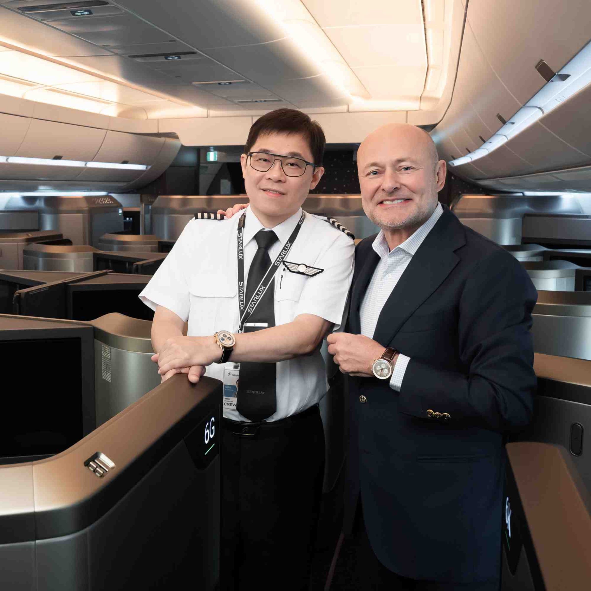 星宇航空創辦人暨董事長張國煒與(左)House of Brands 執行長 Georges Kern 於媒體專屬航班合影。