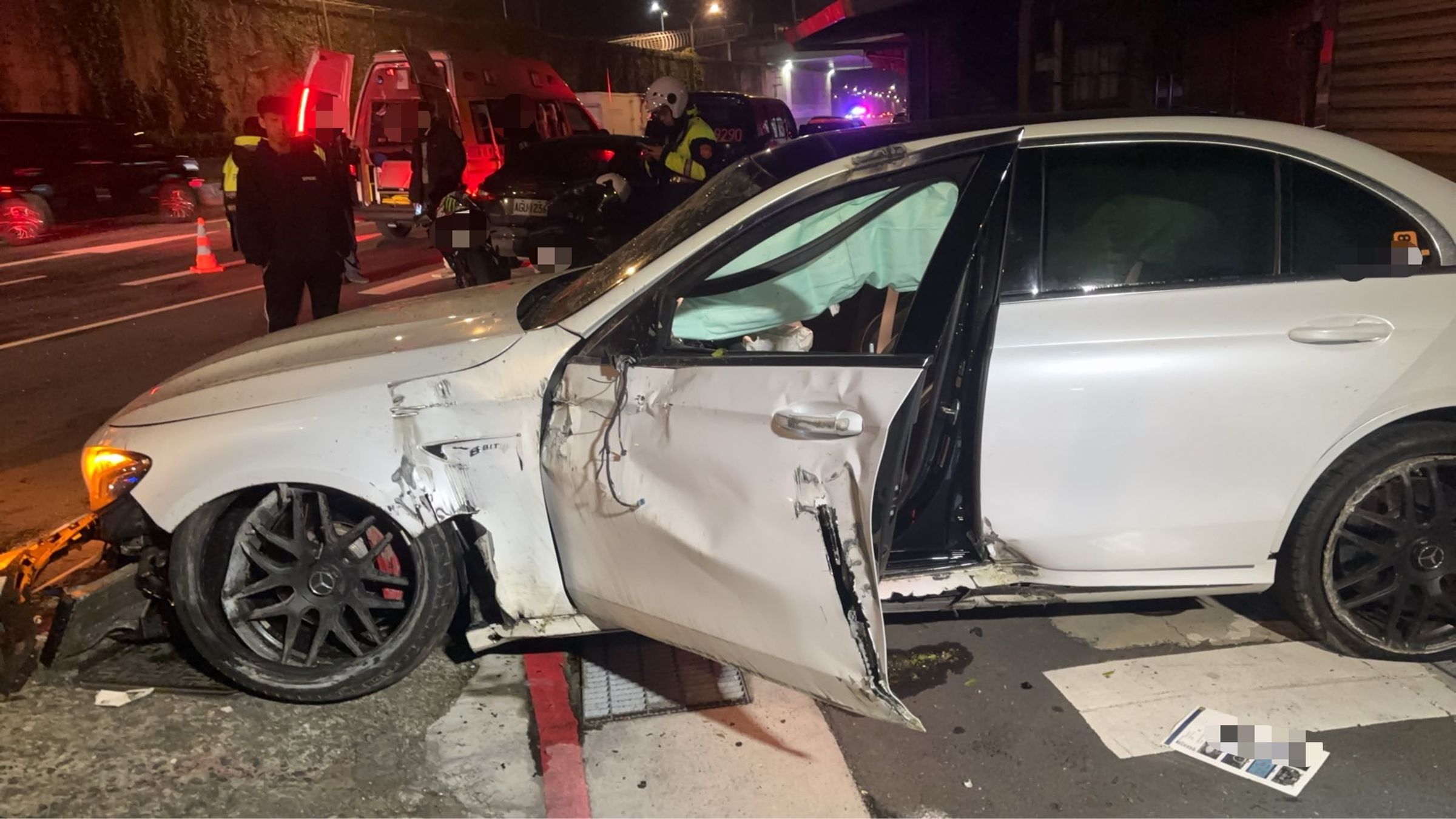 肇事車輛騰空側翻一圈，車內安全氣囊全數爆開，駕駛無傷。（翻攝畫面）