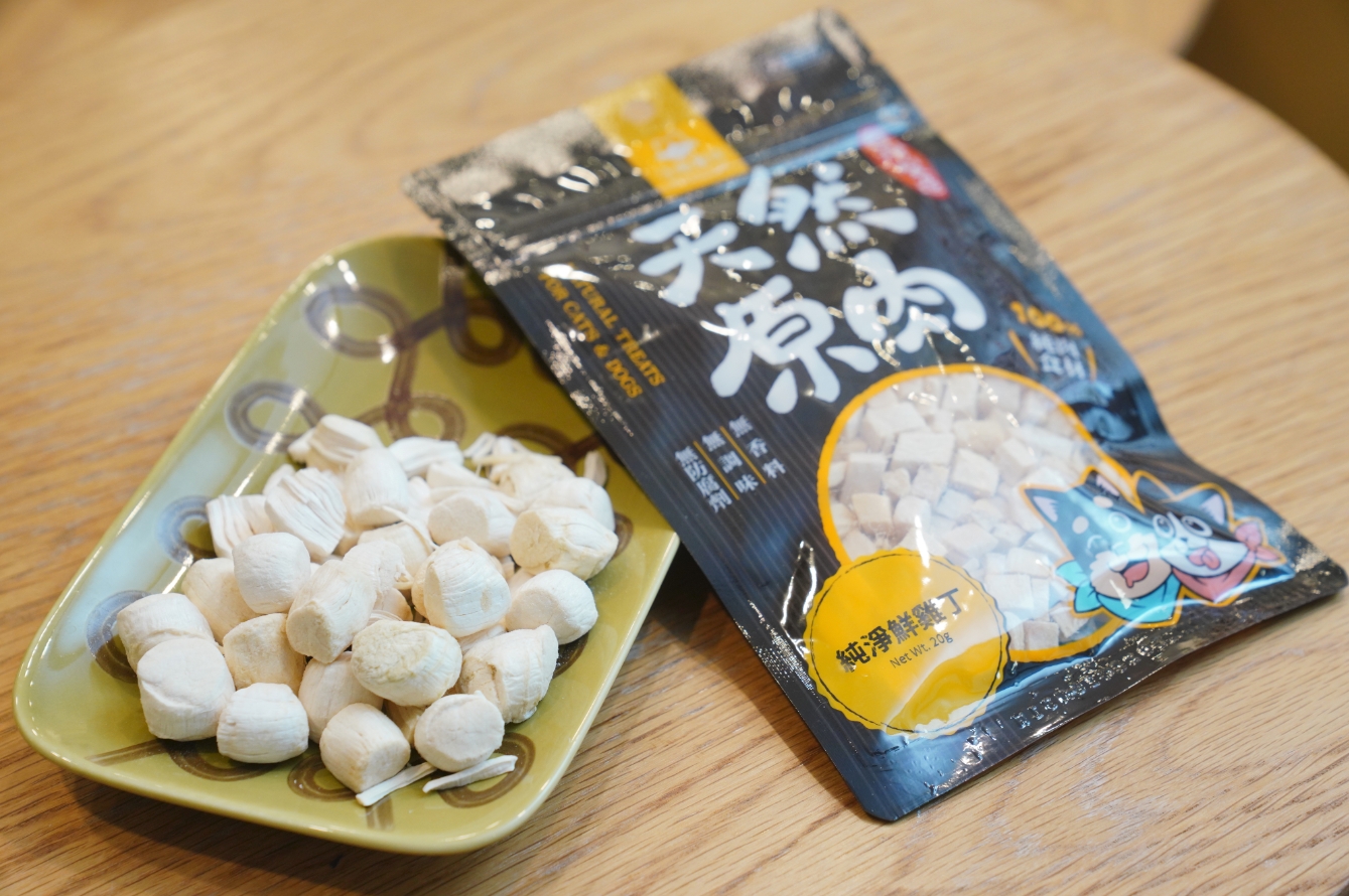 汪喵星球的凍乾看得見食物原型，干貝嘗得到自然鮮甜。（左為「飽滿干貝丁」14g $119）