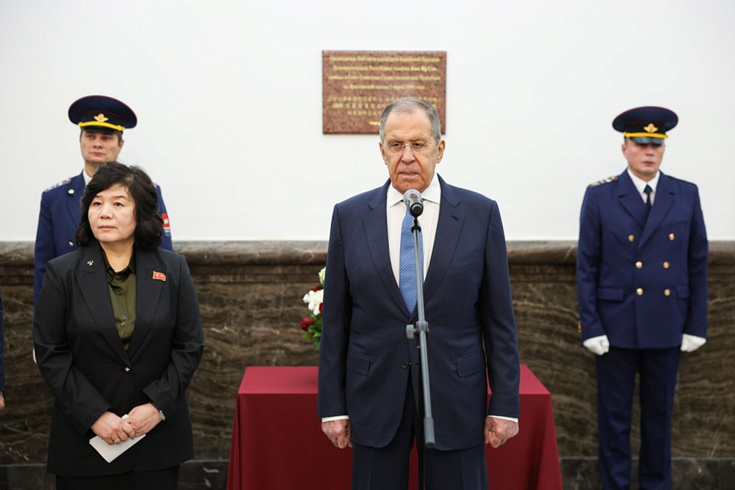 北韓外交部長崔善姬(左)週五訪問莫斯科,與俄羅斯外交部長拉夫羅夫(右)見面。(翻攝自俄羅斯外交部官網)