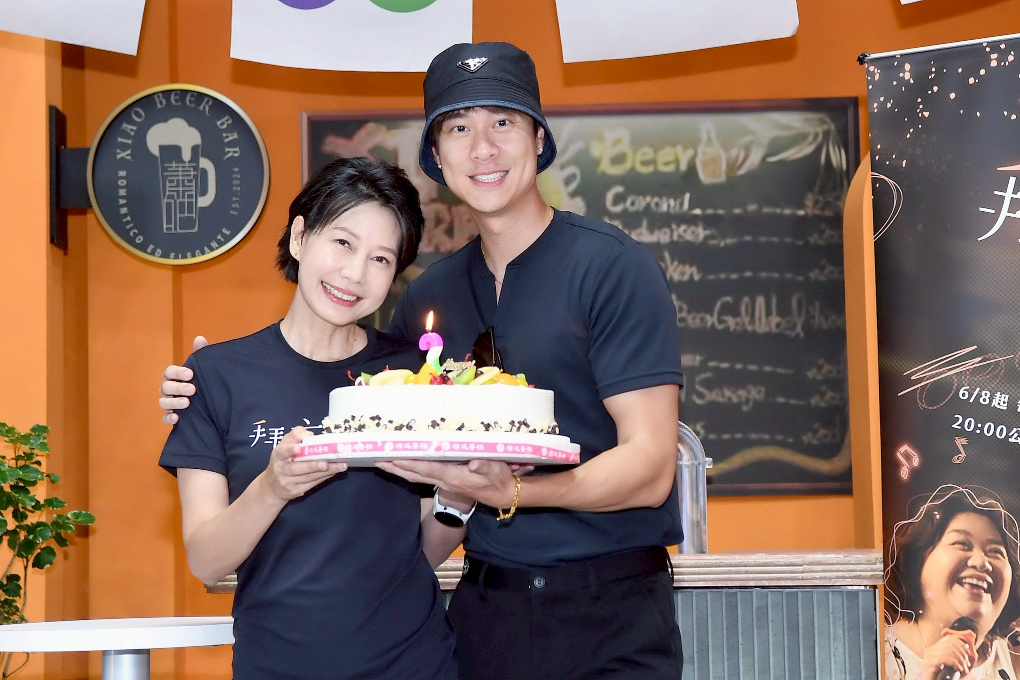 劉書宏特別送上蛋糕為丁寧暖壽。（華視、公視台語台提供）